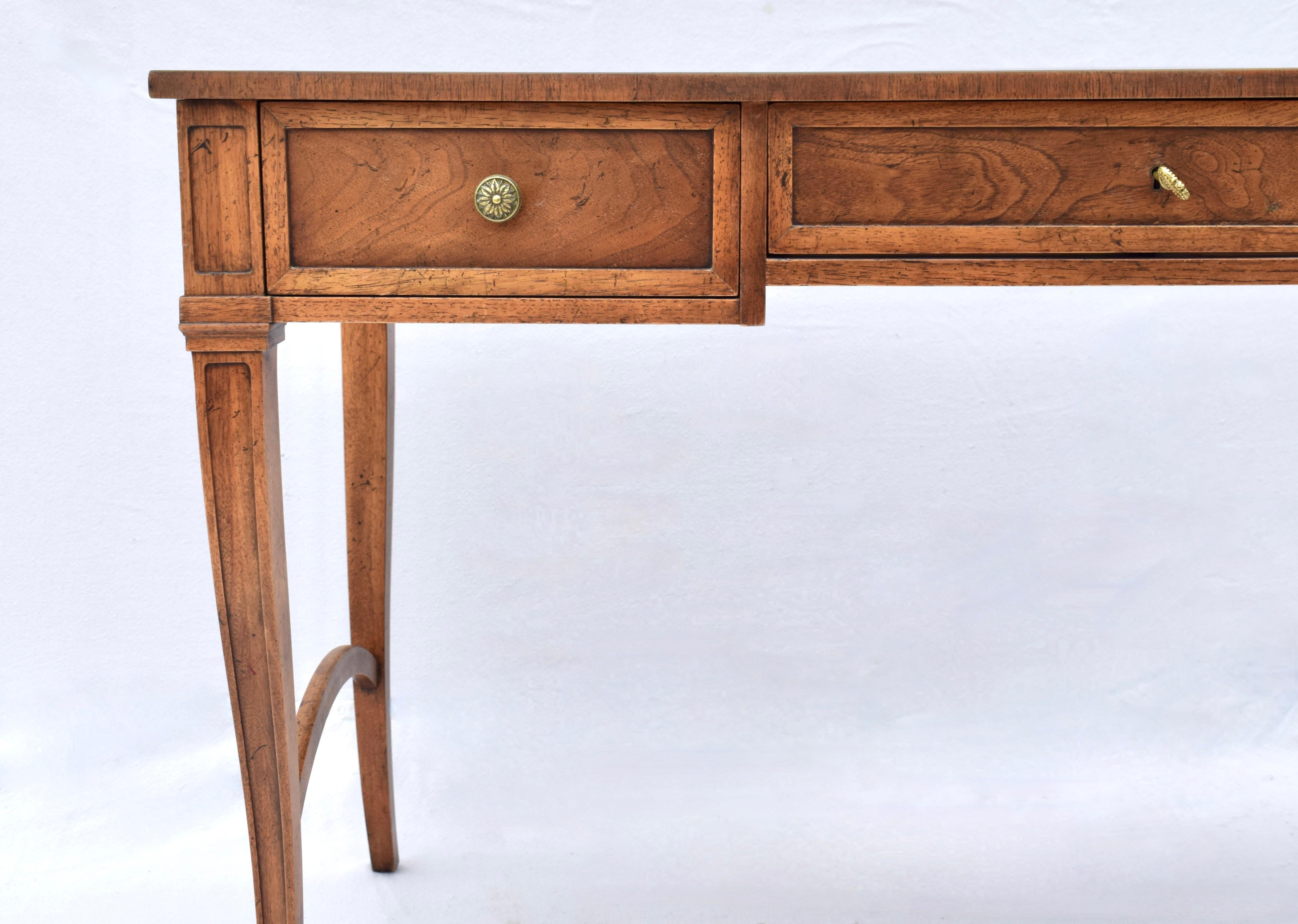 Neoclassico Scrivania francese con piano in pelle in stile neoclassico di Baker Furniture in vendita