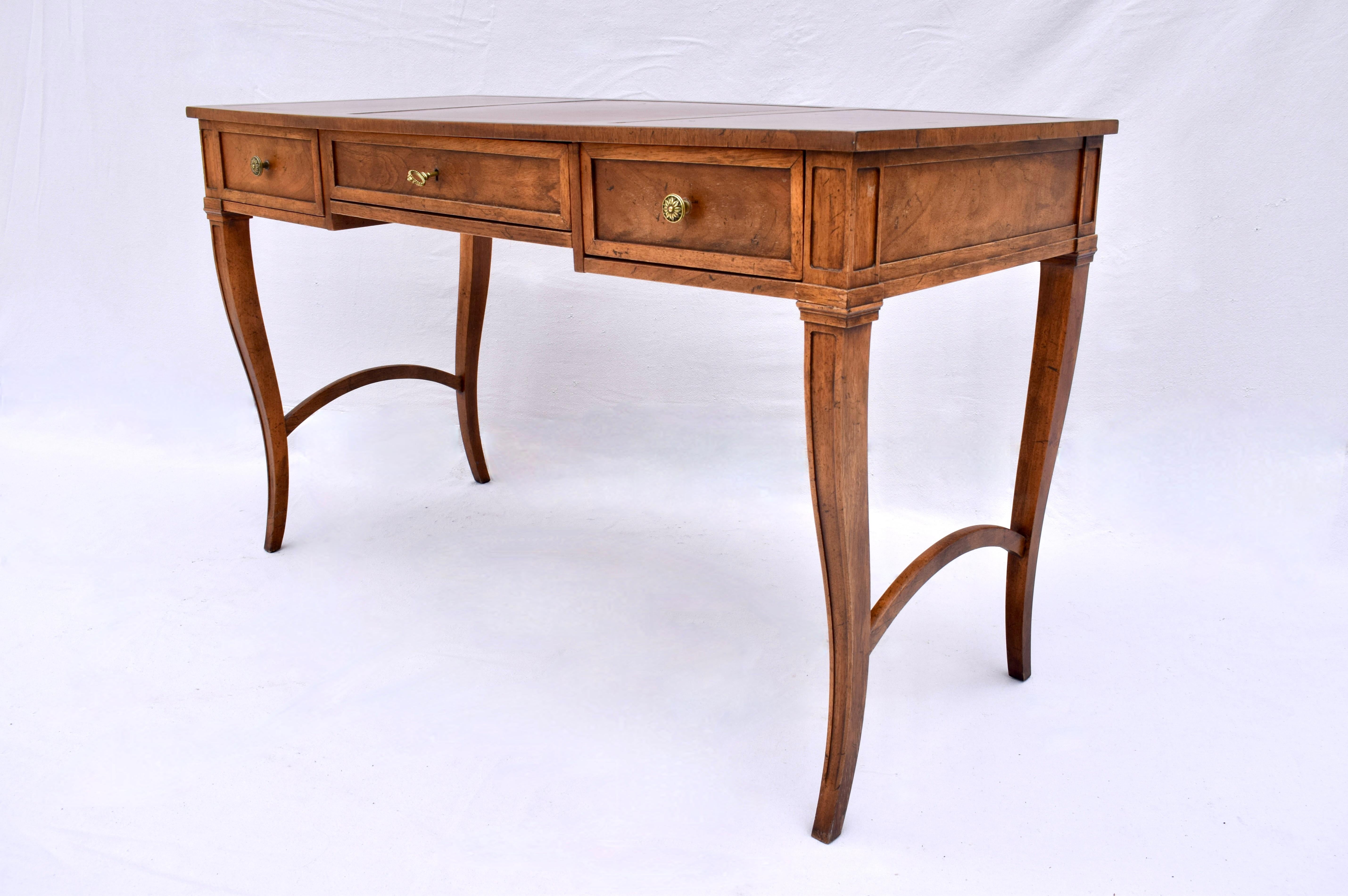 Americano Scrivania francese con piano in pelle in stile neoclassico di Baker Furniture in vendita