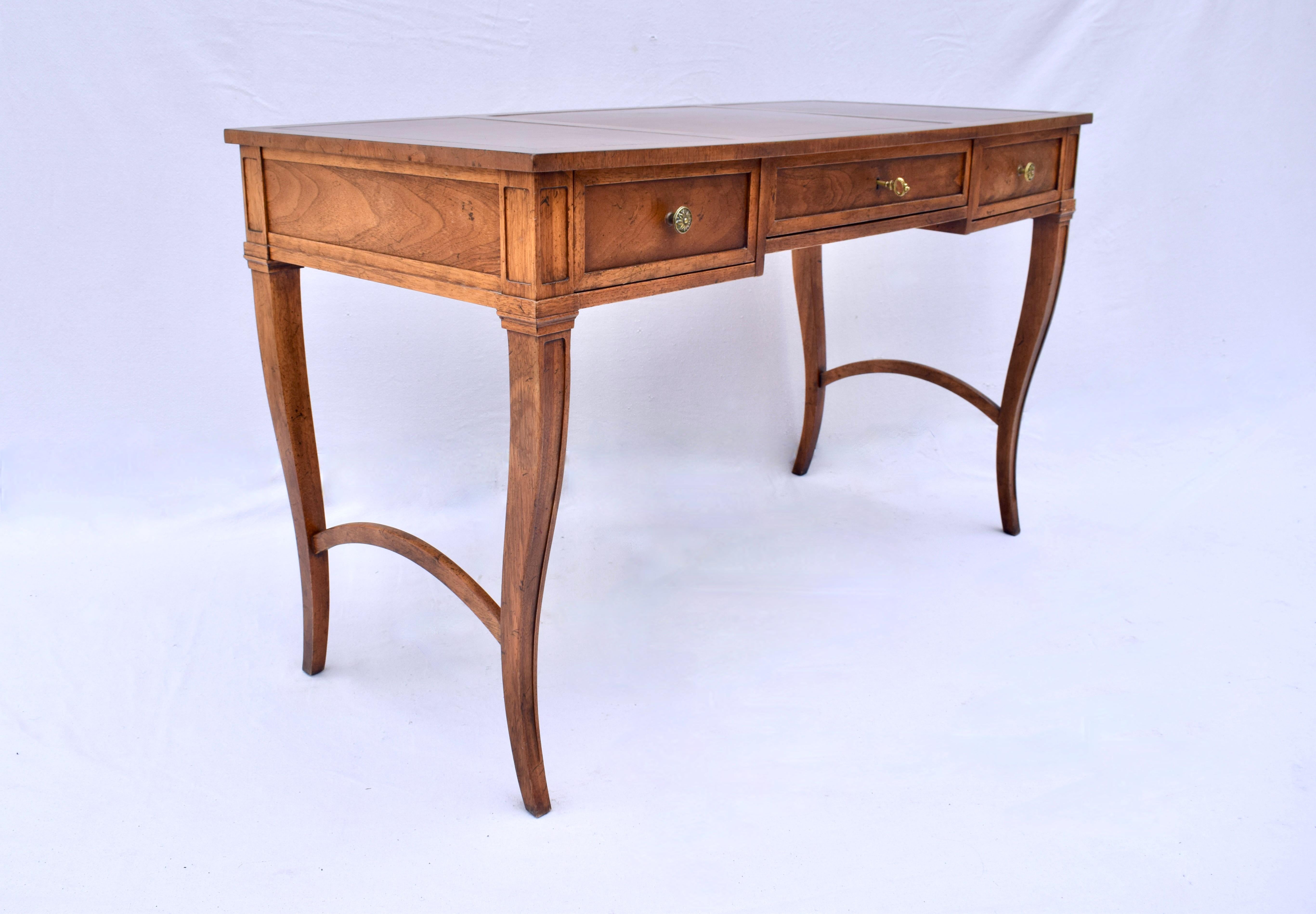 XX secolo Scrivania francese con piano in pelle in stile neoclassico di Baker Furniture in vendita