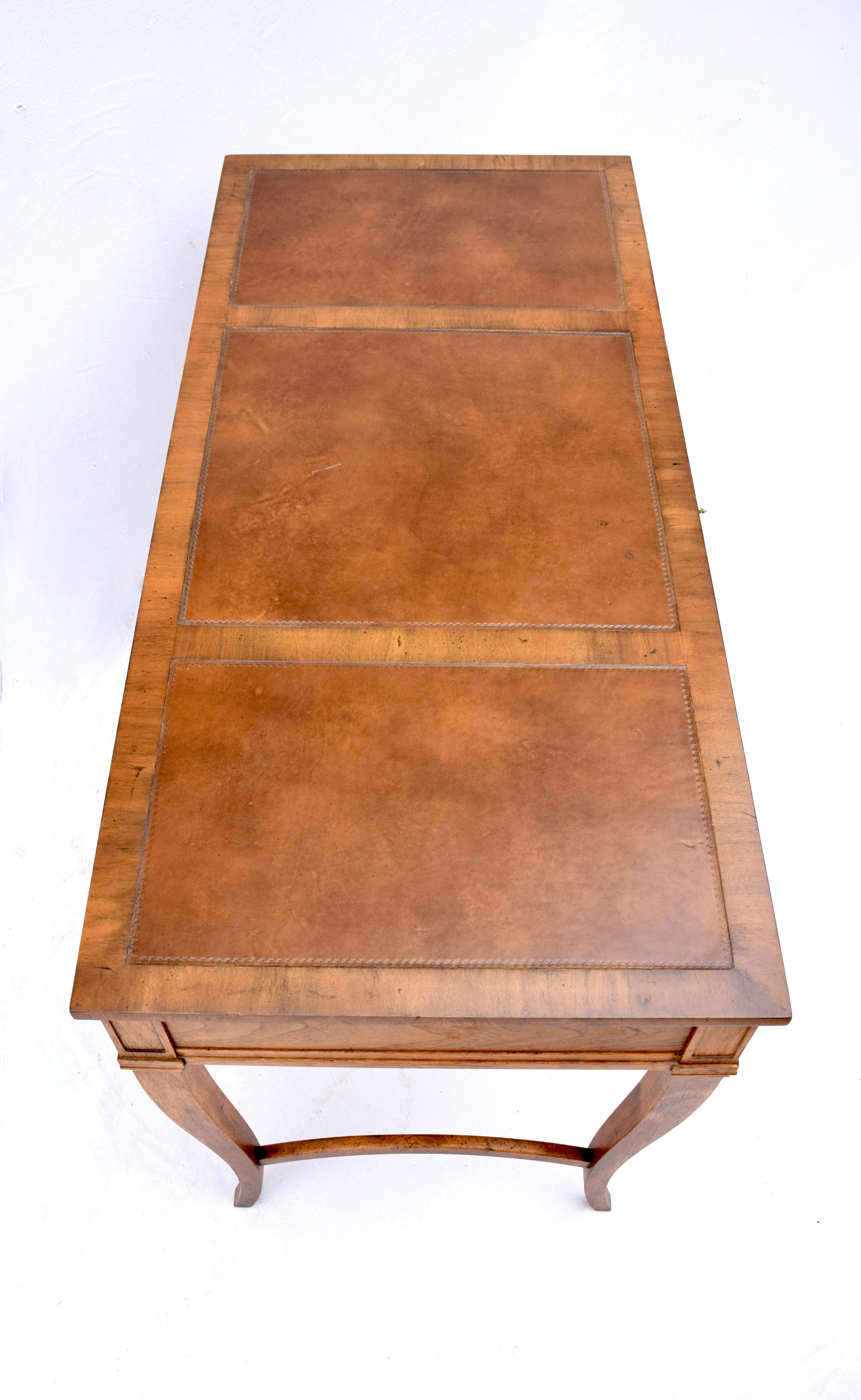 Ottone Scrivania francese con piano in pelle in stile neoclassico di Baker Furniture in vendita