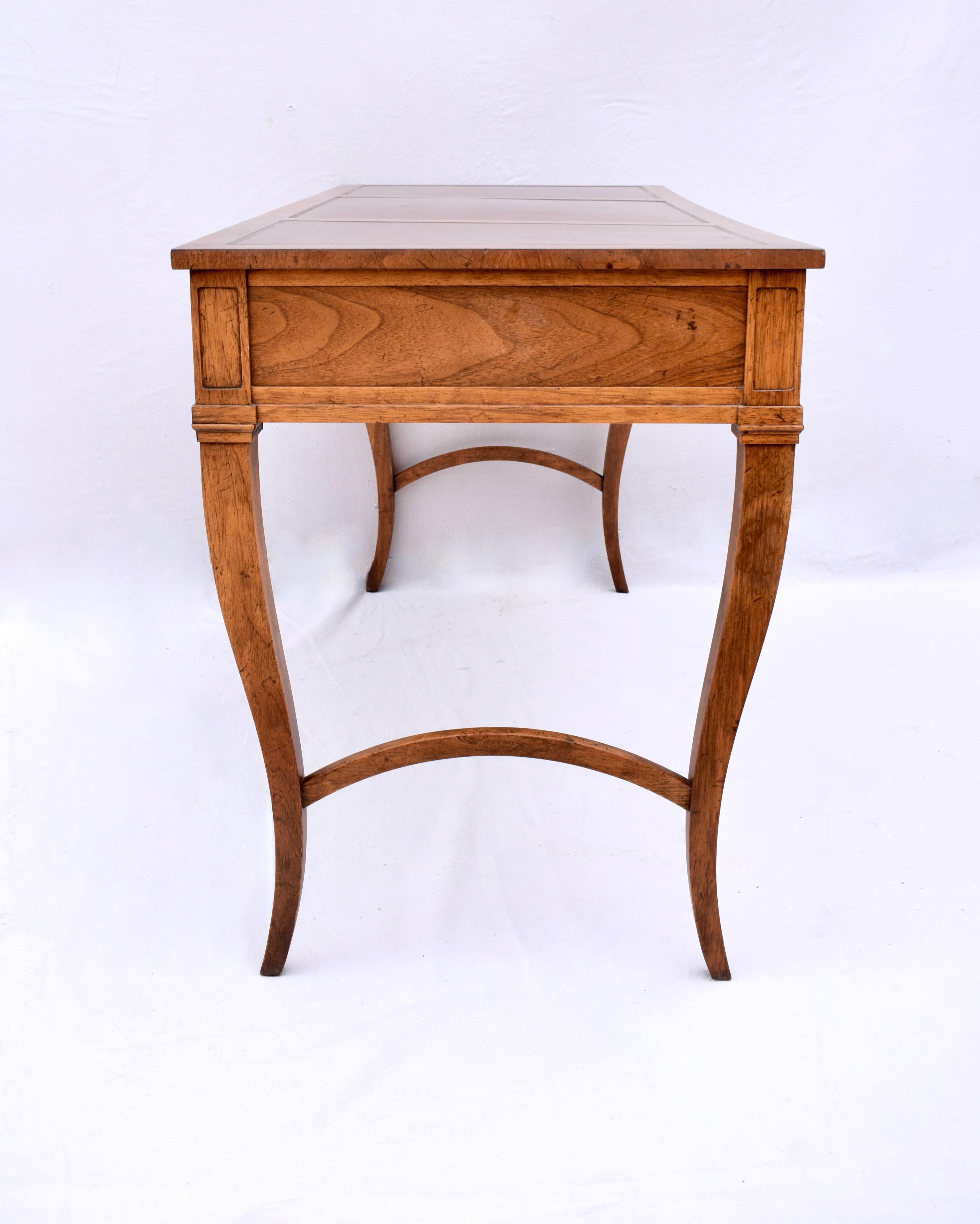 Scrivania francese con piano in pelle in stile neoclassico di Baker Furniture in vendita 1