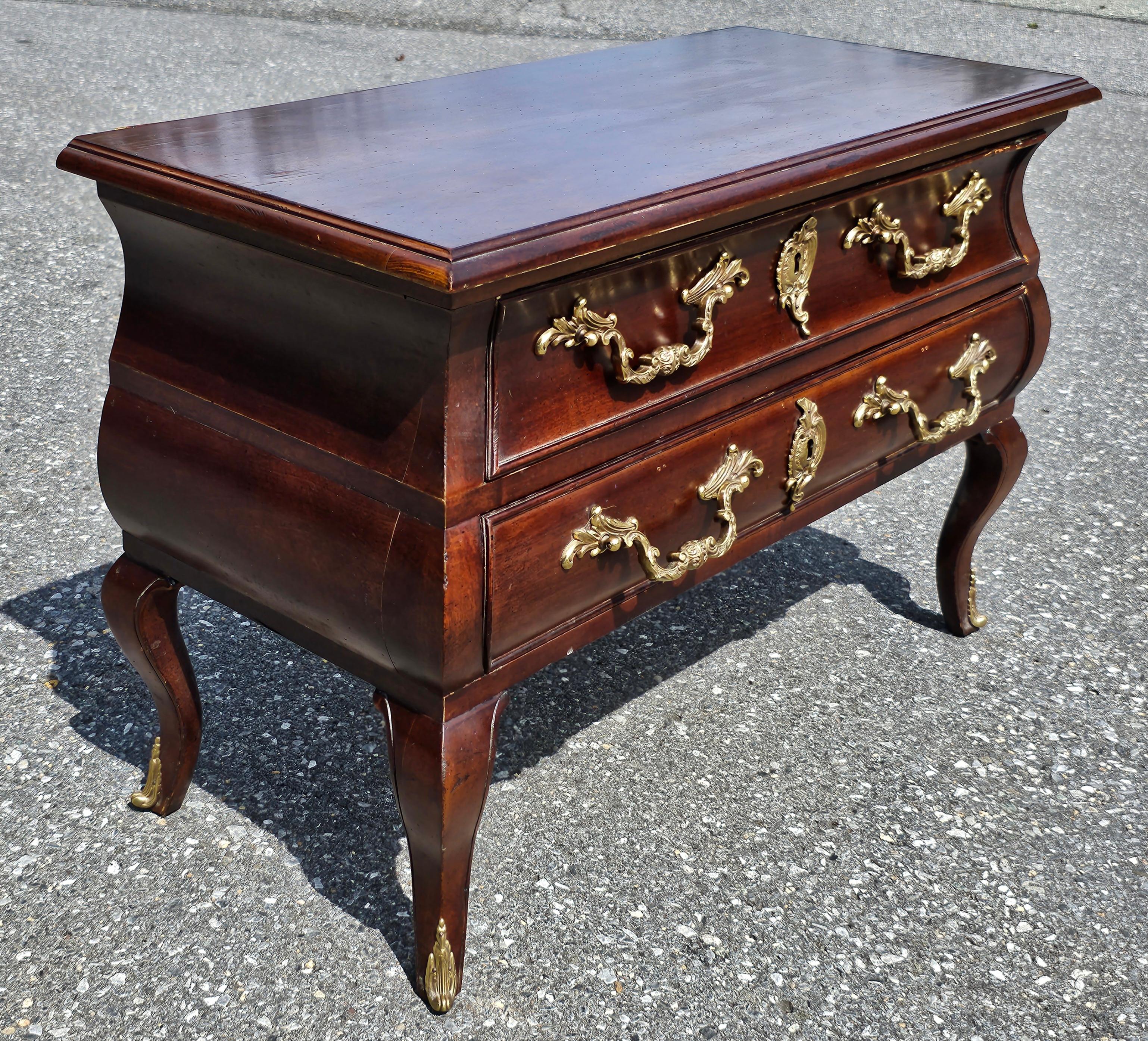 Comò basso in stile neoclassico francese in mogano con montatura in ottone In condizioni buone in vendita a Germantown, MD