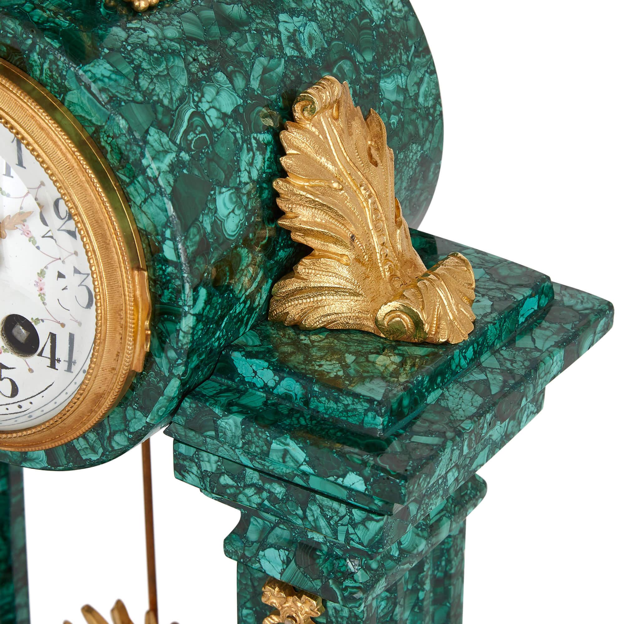 Neoklassizistische Kaminuhr aus Malachit und vergoldeter Bronze im neoklassischen Stil (Französisch) im Angebot