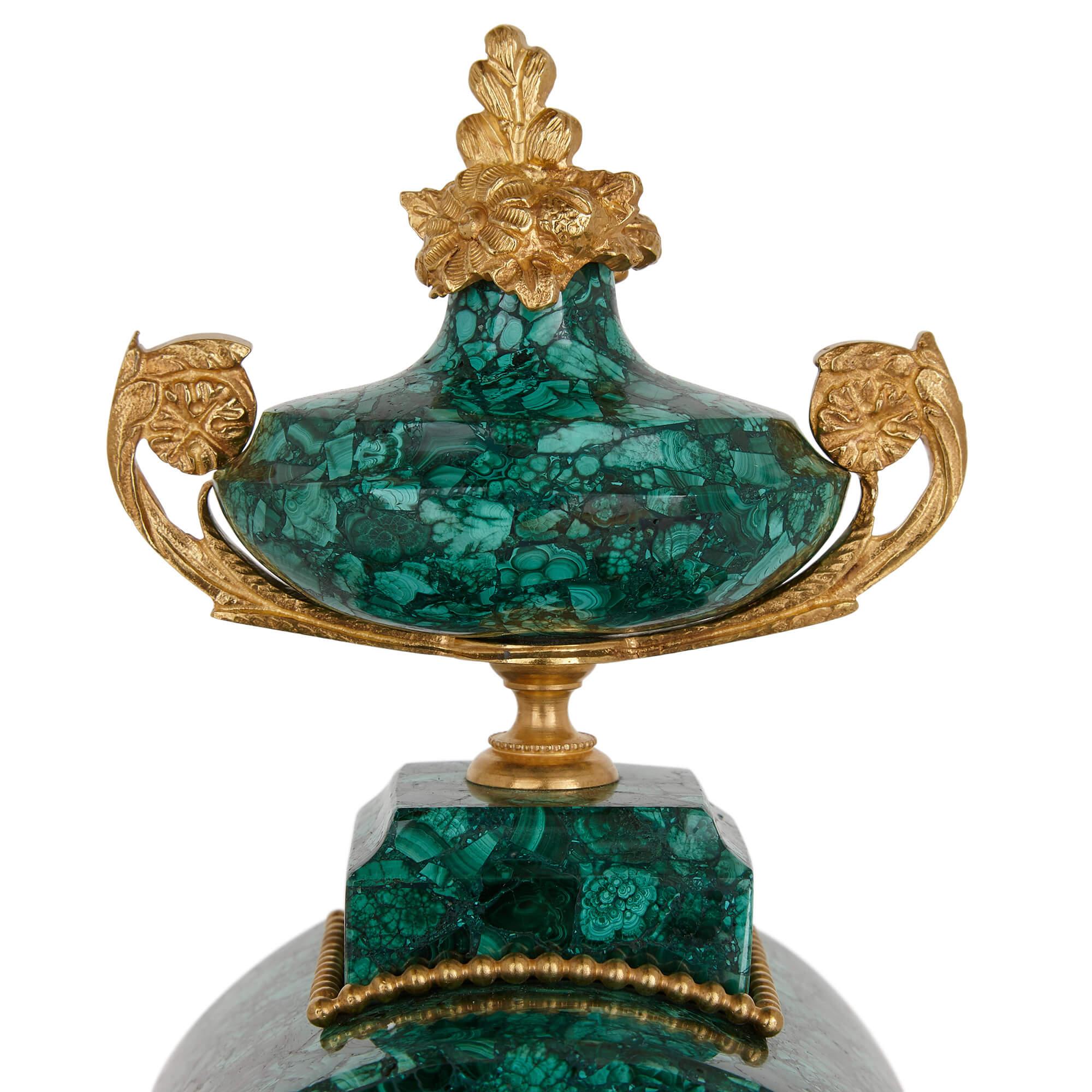 Neoklassizistische Kaminuhr aus Malachit und vergoldeter Bronze im neoklassischen Stil (19. Jahrhundert) im Angebot
