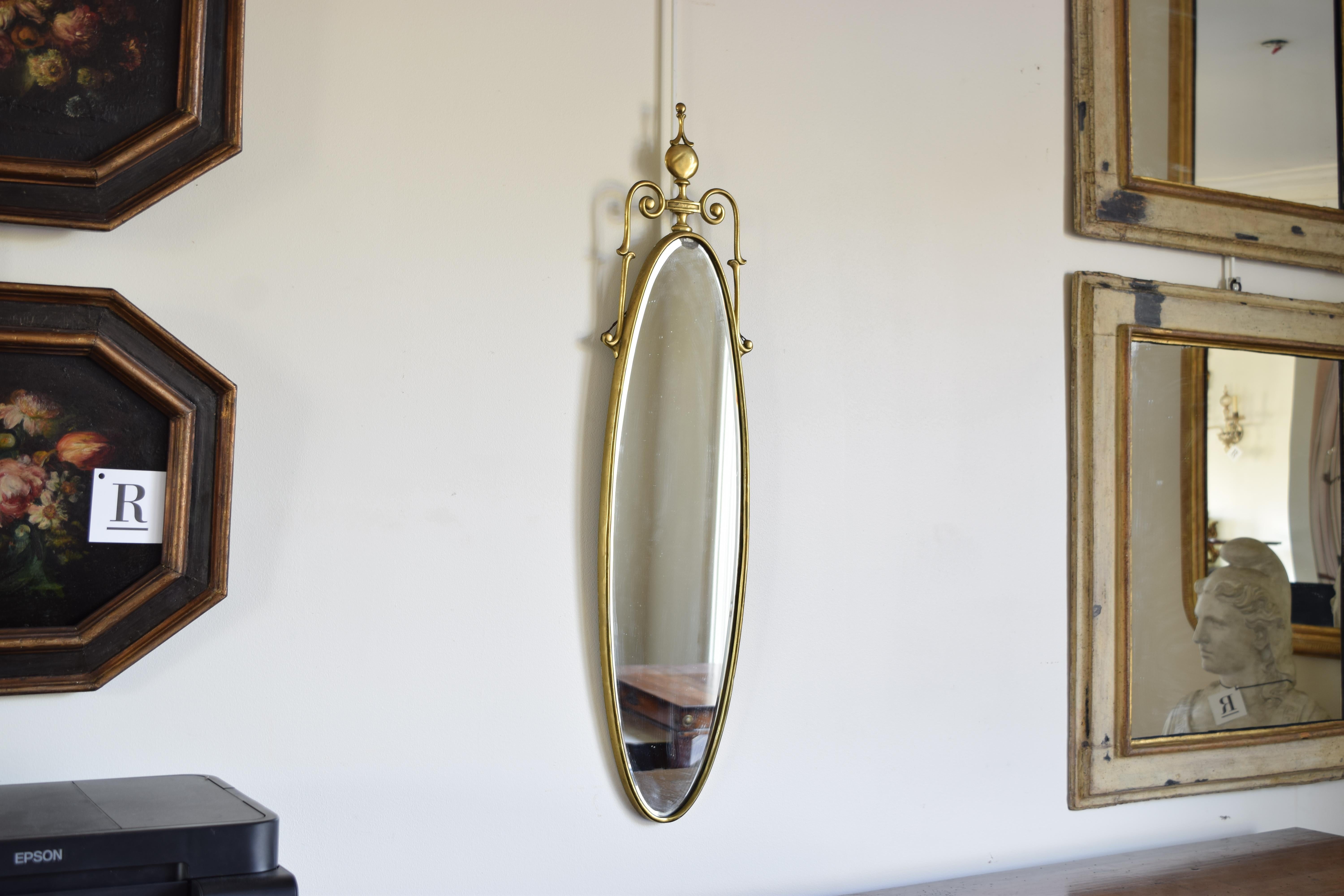 Neoclassico Specchio da parete ovale in ottone in stile neoclassico francese, metà del XX secolo in vendita