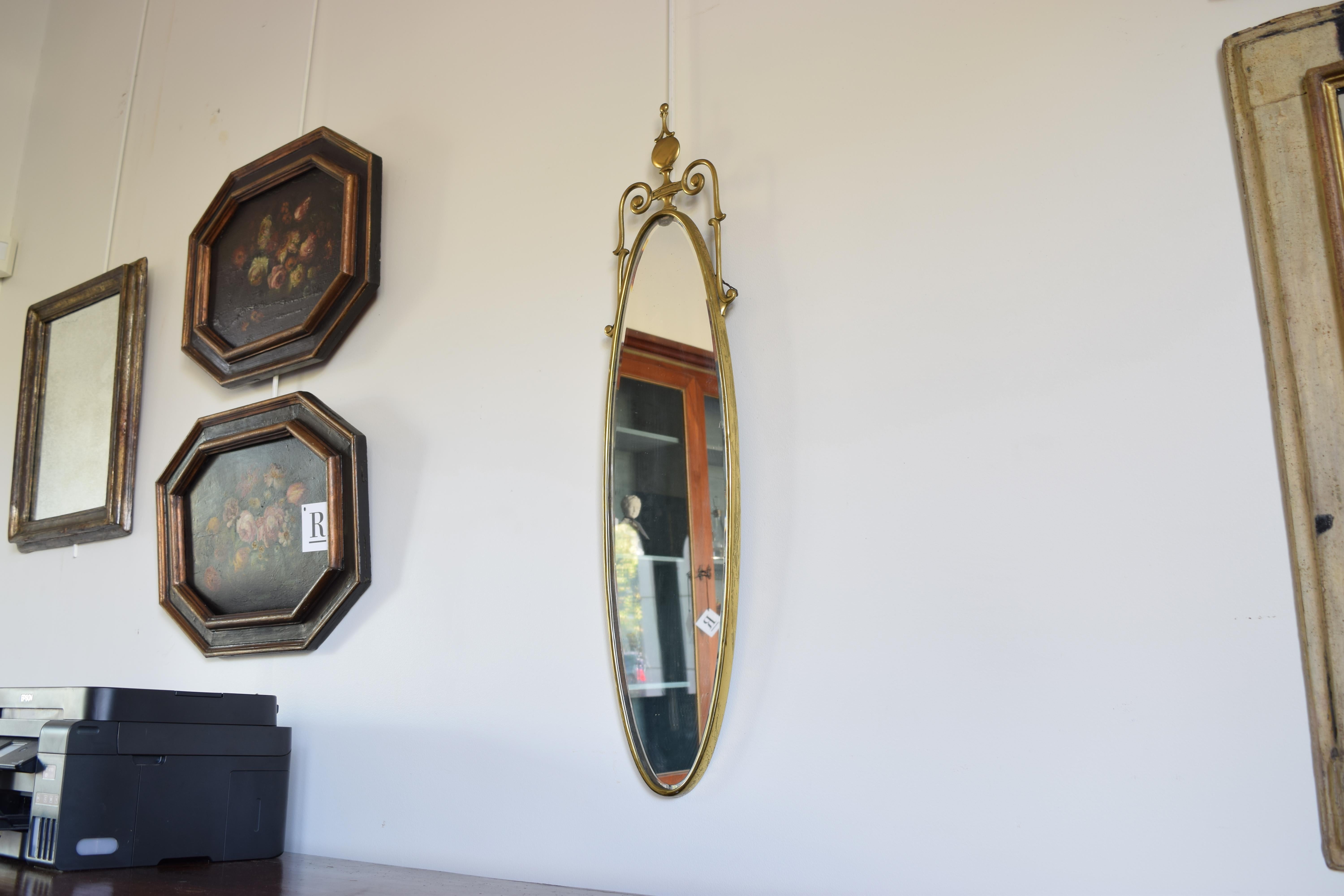 Francese Specchio da parete ovale in ottone in stile neoclassico francese, metà del XX secolo in vendita