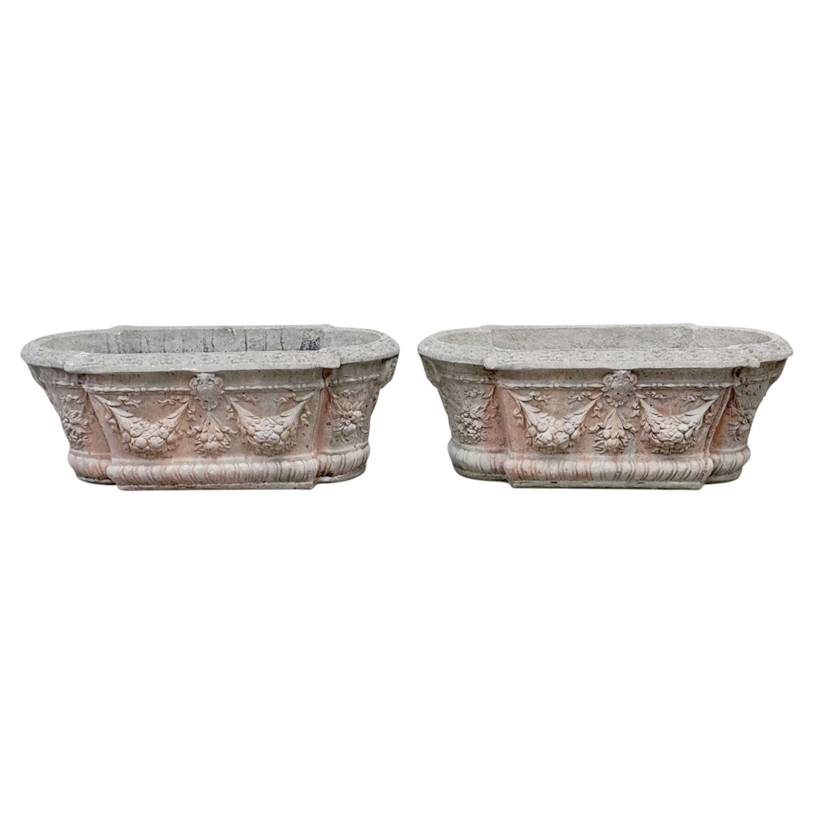 Style néoclassique français : Paire de jardinières en pierre moulée