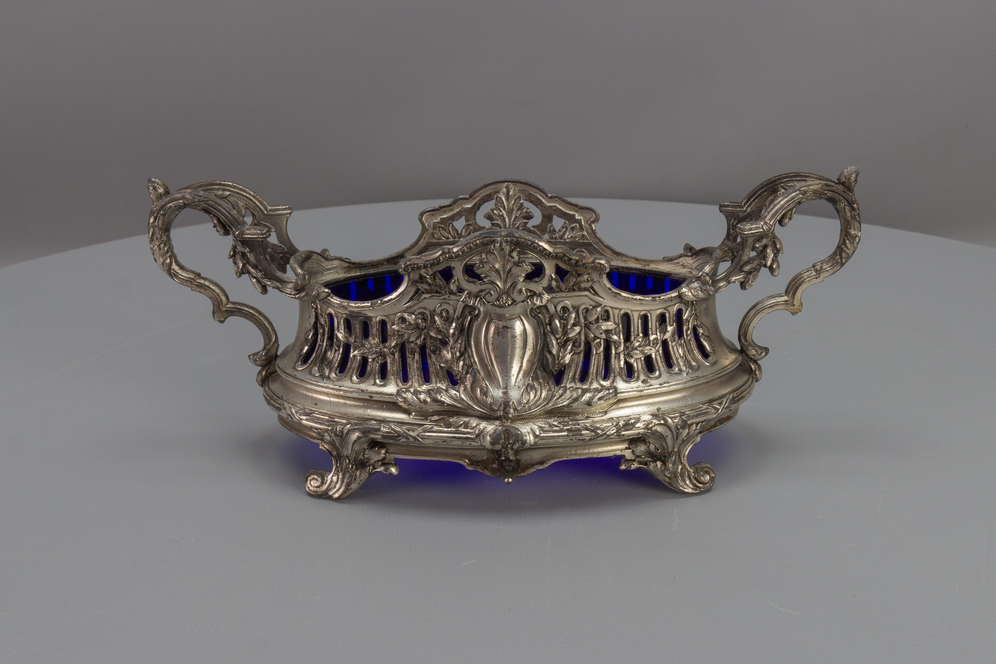 French Neoclassical Style Pewter and Indigo Blue Glass Centerpiece, Jardiniere In Good Condition For Sale In Barntrup, DE
