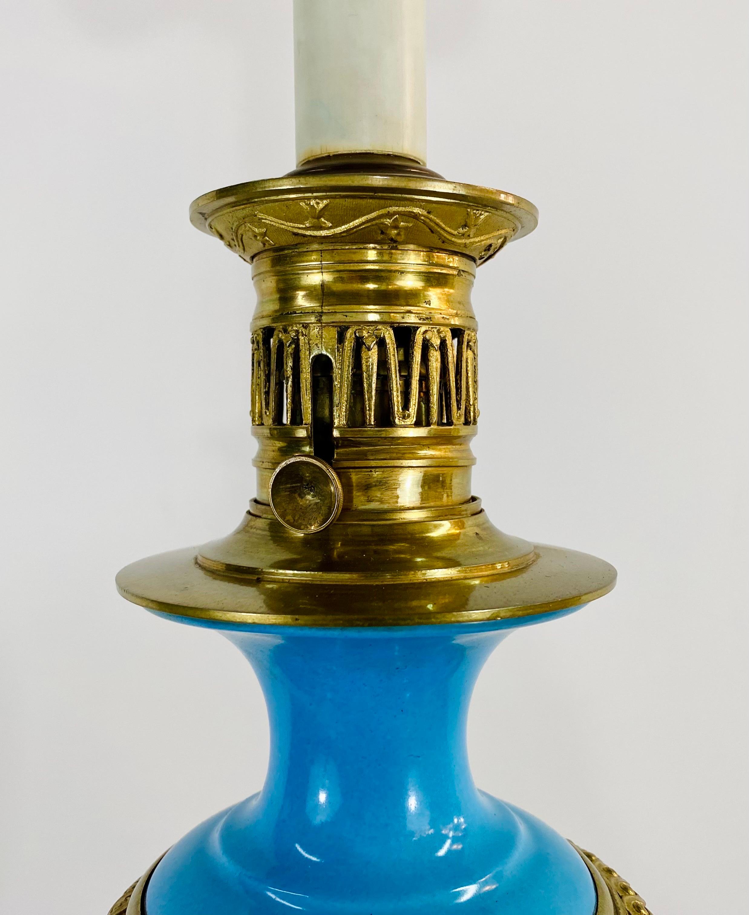Französische gedrechselte Öllampe im neoklassischen Stil aus Porzellan und Messing, Paar  im Angebot 5