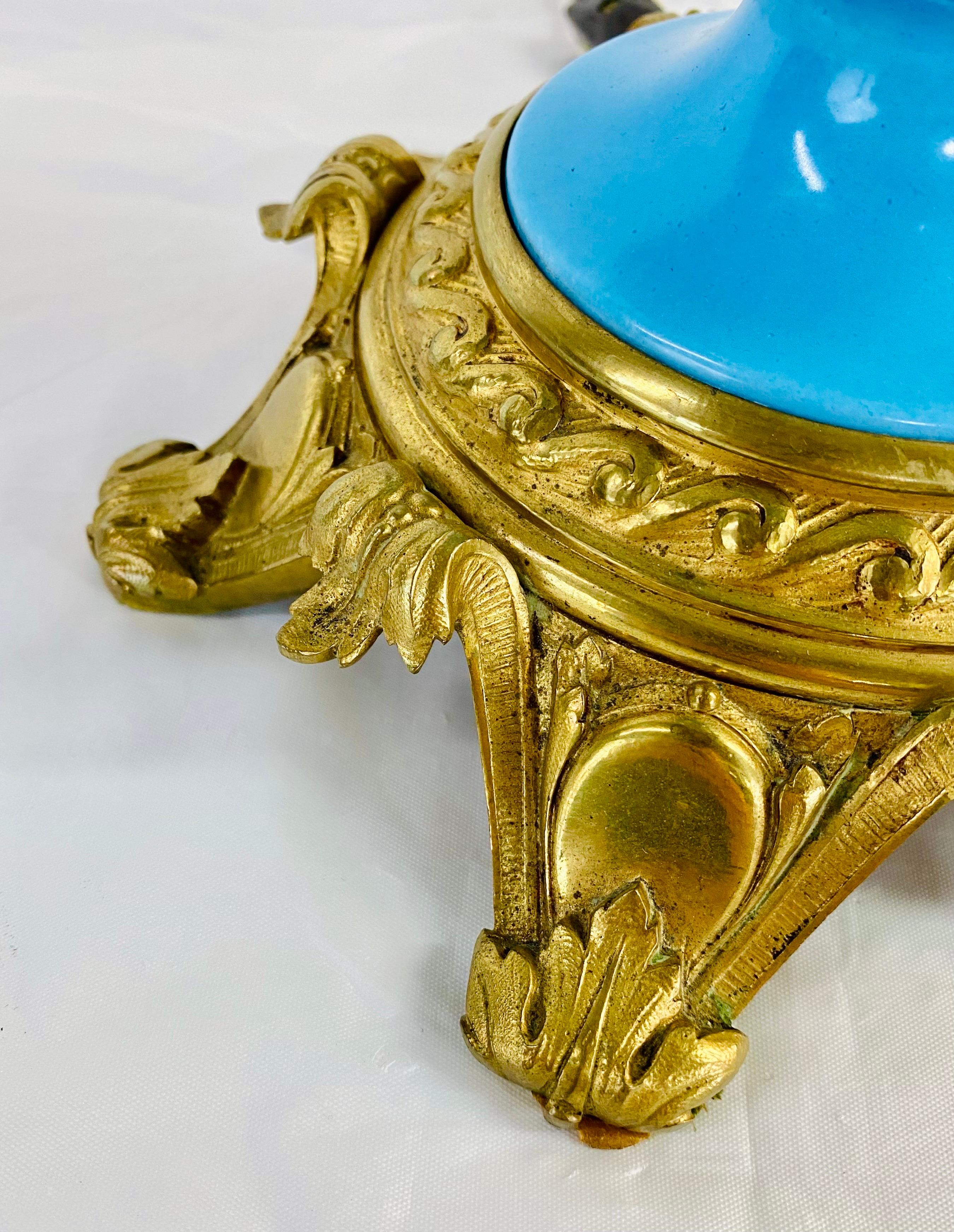Französische gedrechselte Öllampe im neoklassischen Stil aus Porzellan und Messing, Paar  im Angebot 7