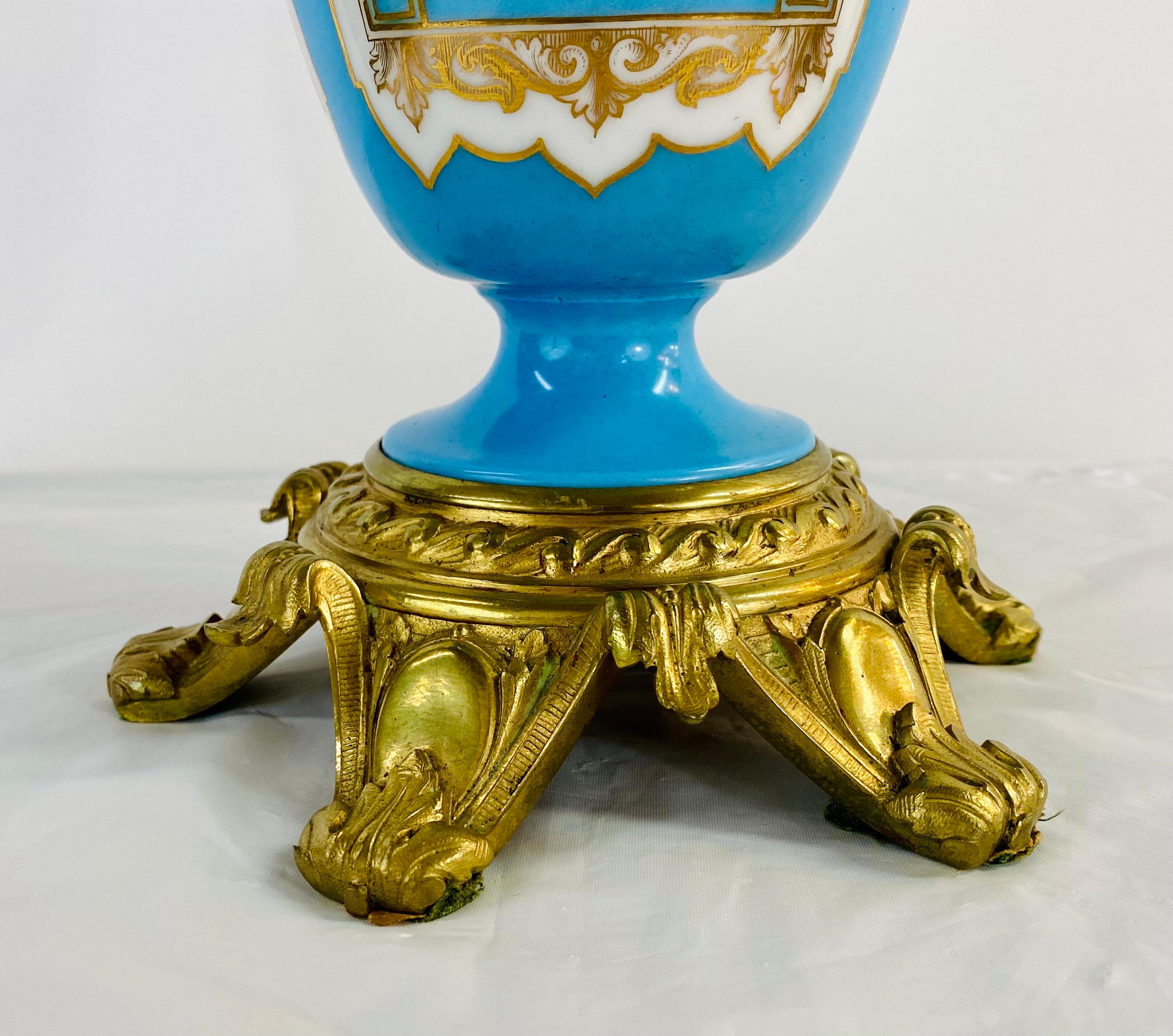 Paire de lampes à huile transformées en porcelaine et laiton de style néoclassique français  en vente 7