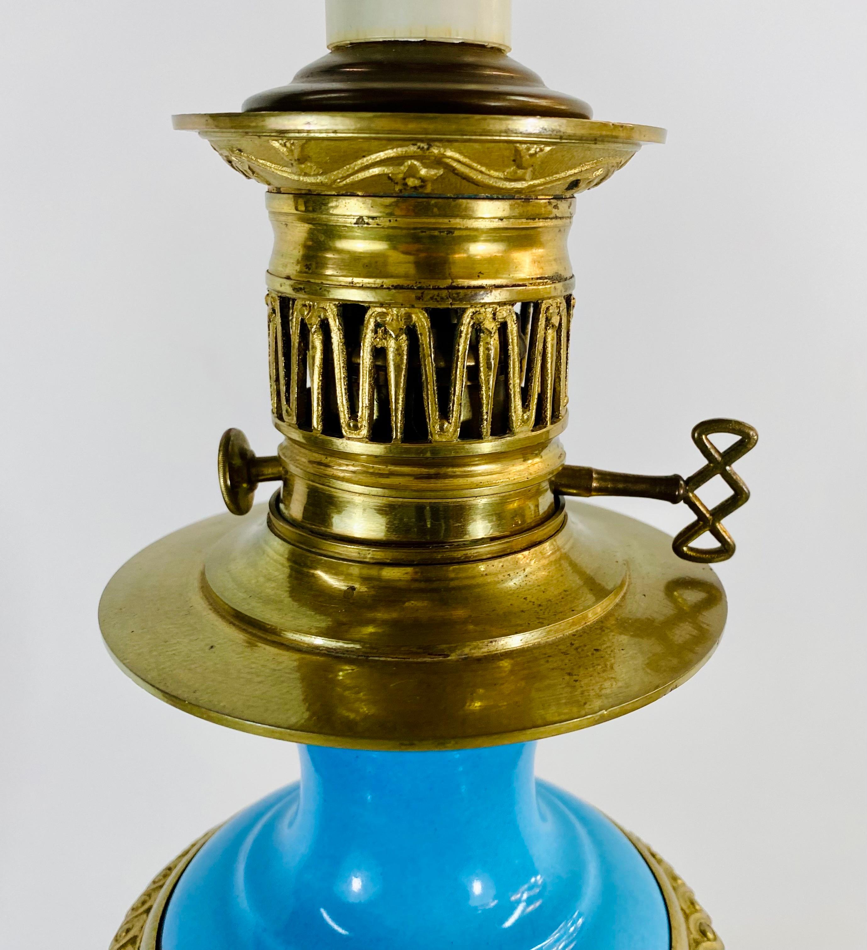 Französische gedrechselte Öllampe im neoklassischen Stil aus Porzellan und Messing, Paar  im Zustand „Gut“ im Angebot in Plainview, NY