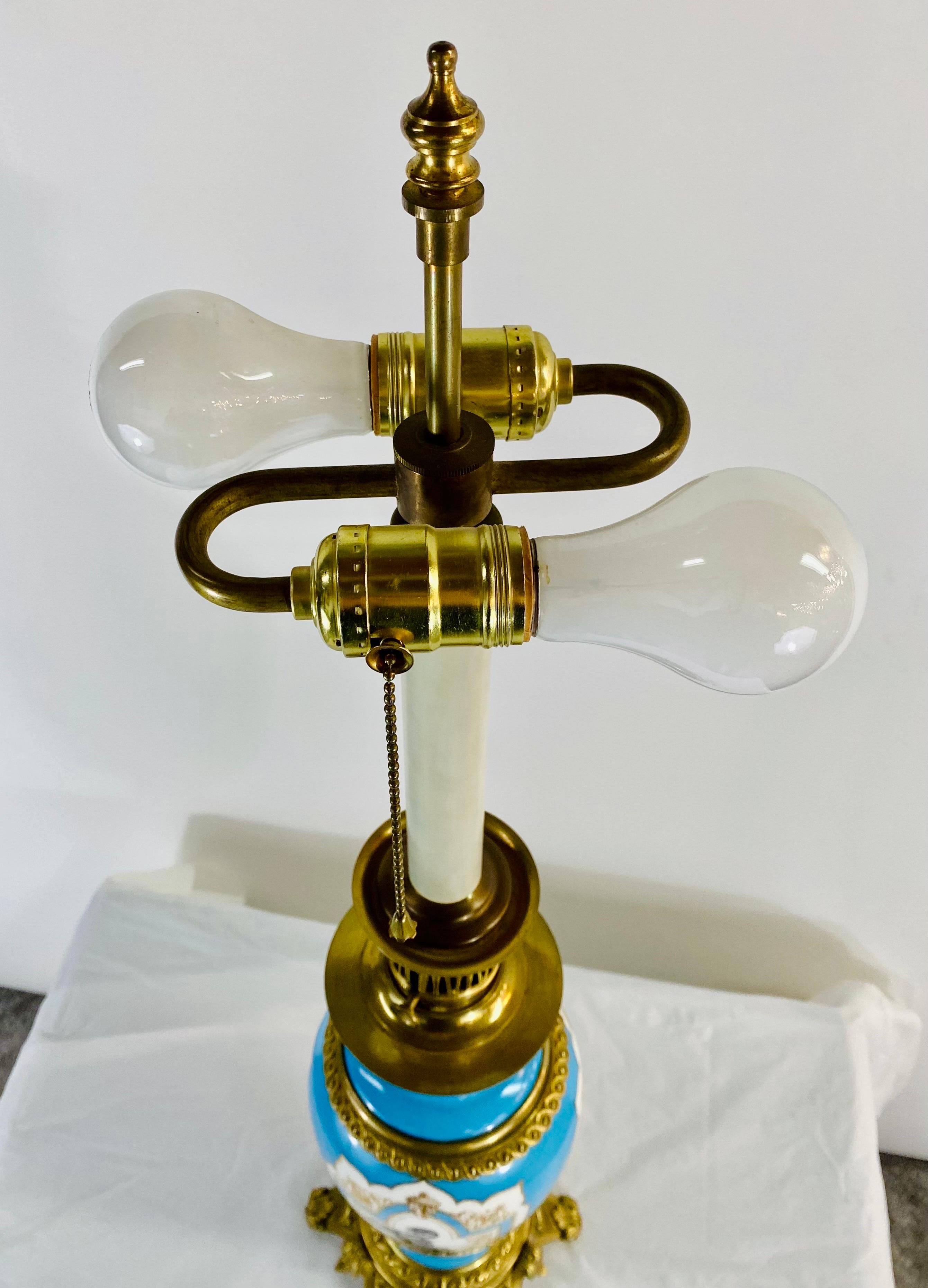 Französische gedrechselte Öllampe im neoklassischen Stil aus Porzellan und Messing, Paar  (20. Jahrhundert) im Angebot