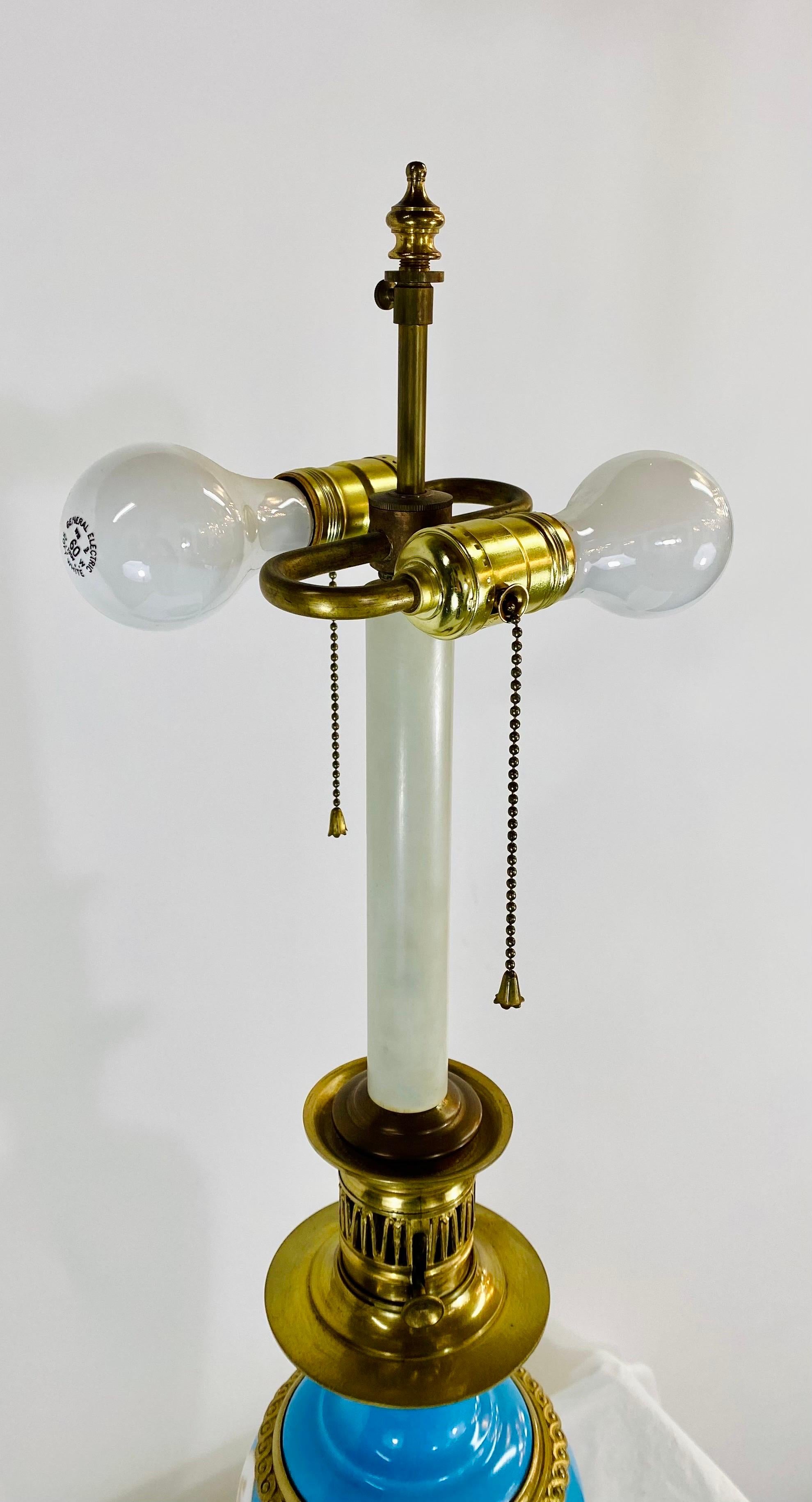 Französische gedrechselte Öllampe im neoklassischen Stil aus Porzellan und Messing, Paar  im Angebot 1