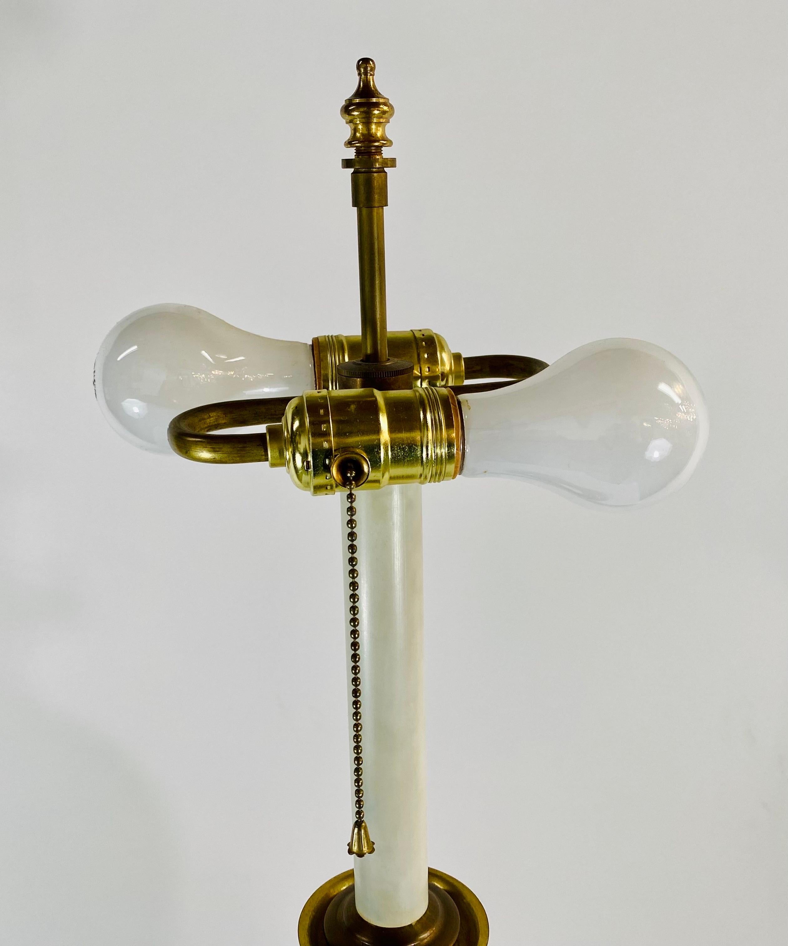 Französische gedrechselte Öllampe im neoklassischen Stil aus Porzellan und Messing, Paar  im Angebot 2