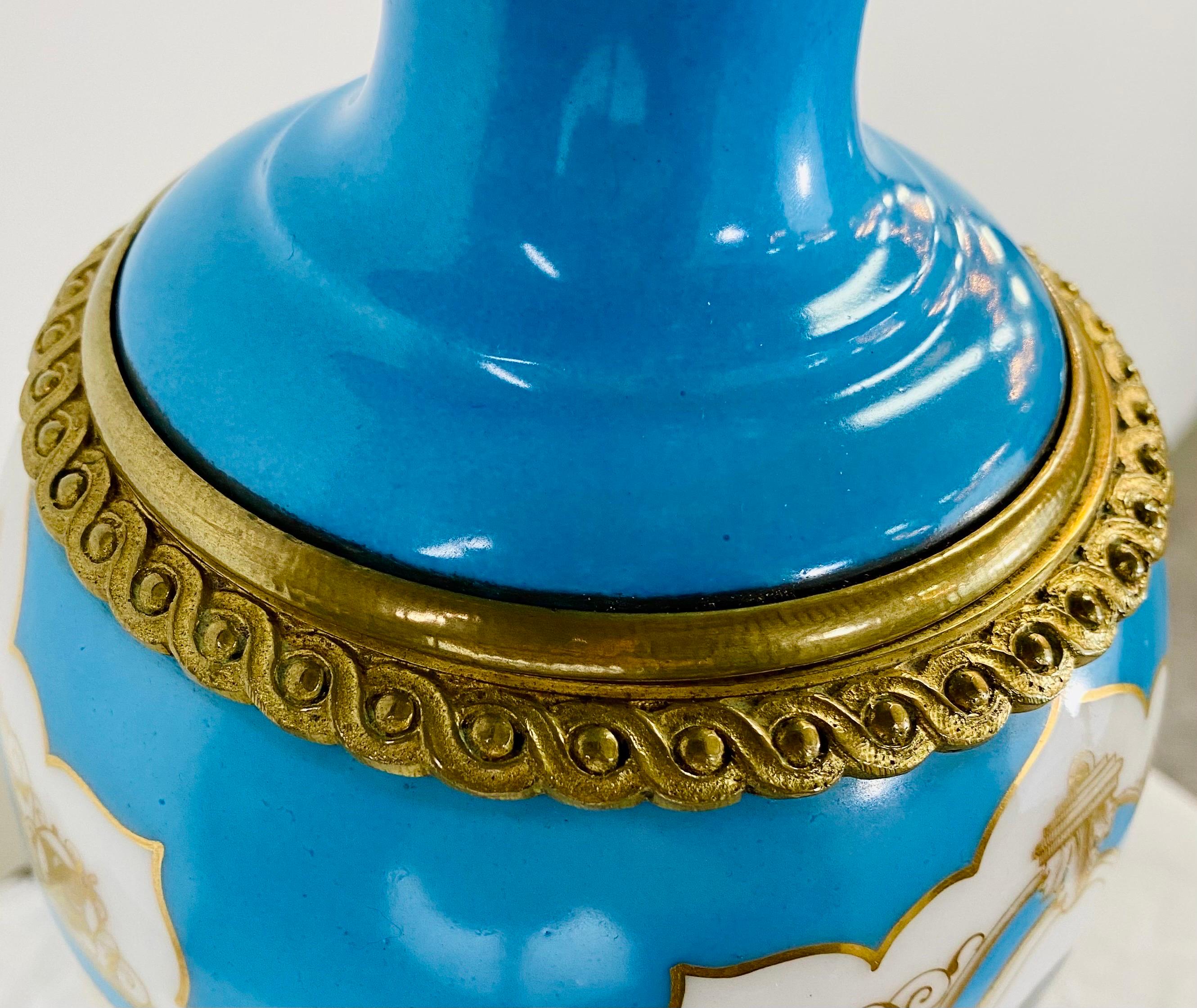 Paire de lampes à huile transformées en porcelaine et laiton de style néoclassique français  en vente 2