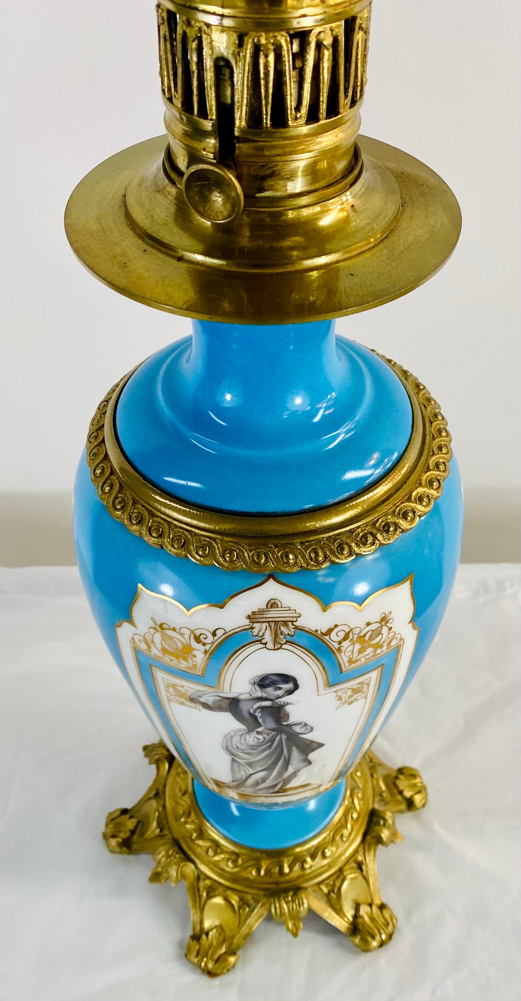 Paire de lampes à huile transformées en porcelaine et laiton de style néoclassique français  en vente 3