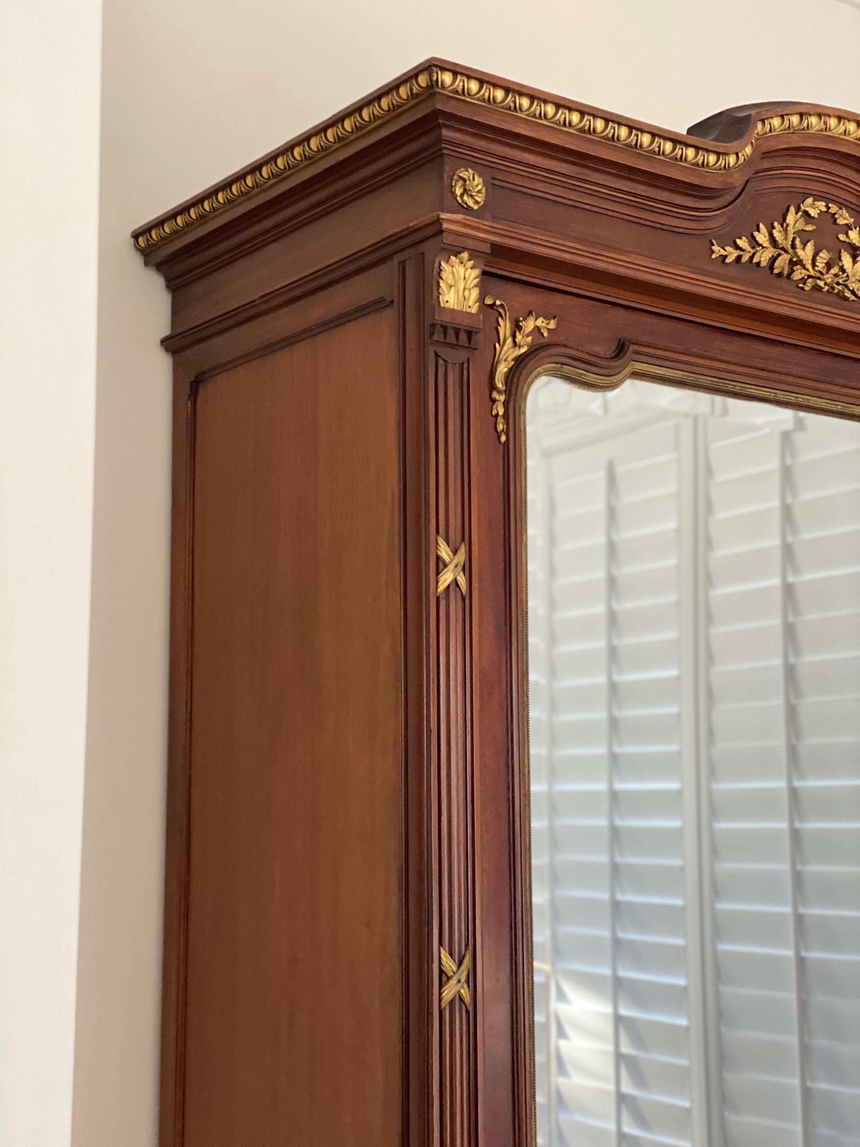 Armadietto/armoire a specchio alto in stile neoclassico francese in vendita 1