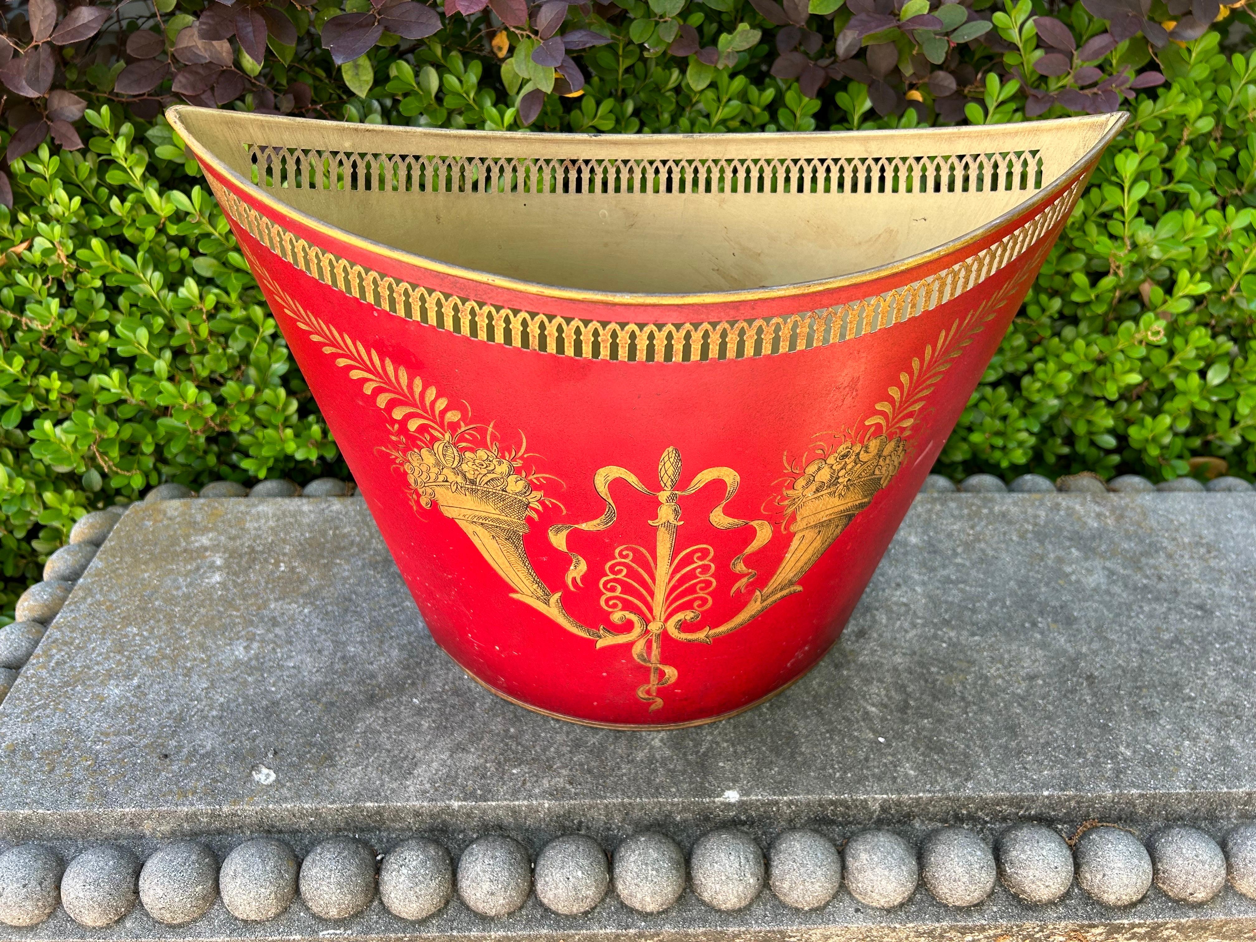 Cestino per rifiuti in stile neoclassico francese.
Il nostro cestino in stile impero francese è di un bel rosso con un disegno stencil dorato. Marchio Made In France sul fondo.