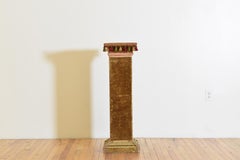 Piedistallo imbottito in velluto in stile neoclassico francese, ultimo quarto del XIX secolo.