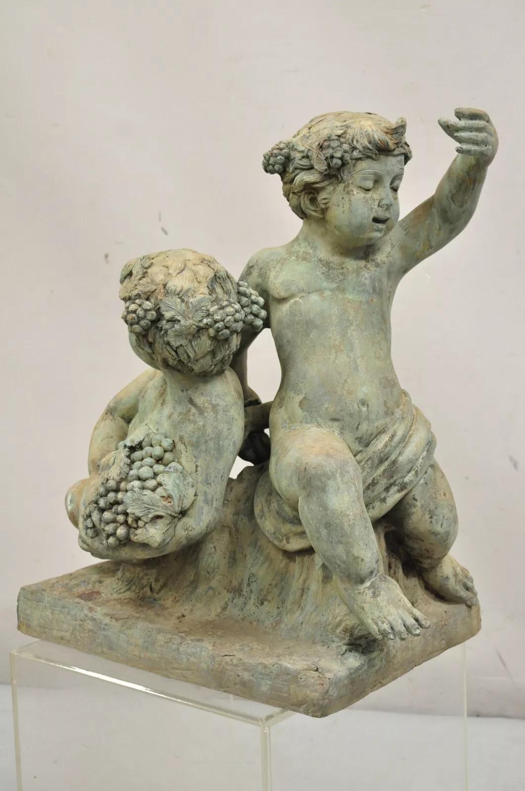 Scultura vintage in bronzo verdastro in stile neoclassico, grande gruppo di putti Bacco Cherubino, del peso di circa 80 libbre. Circa metà del XX secolo. Misure: 25