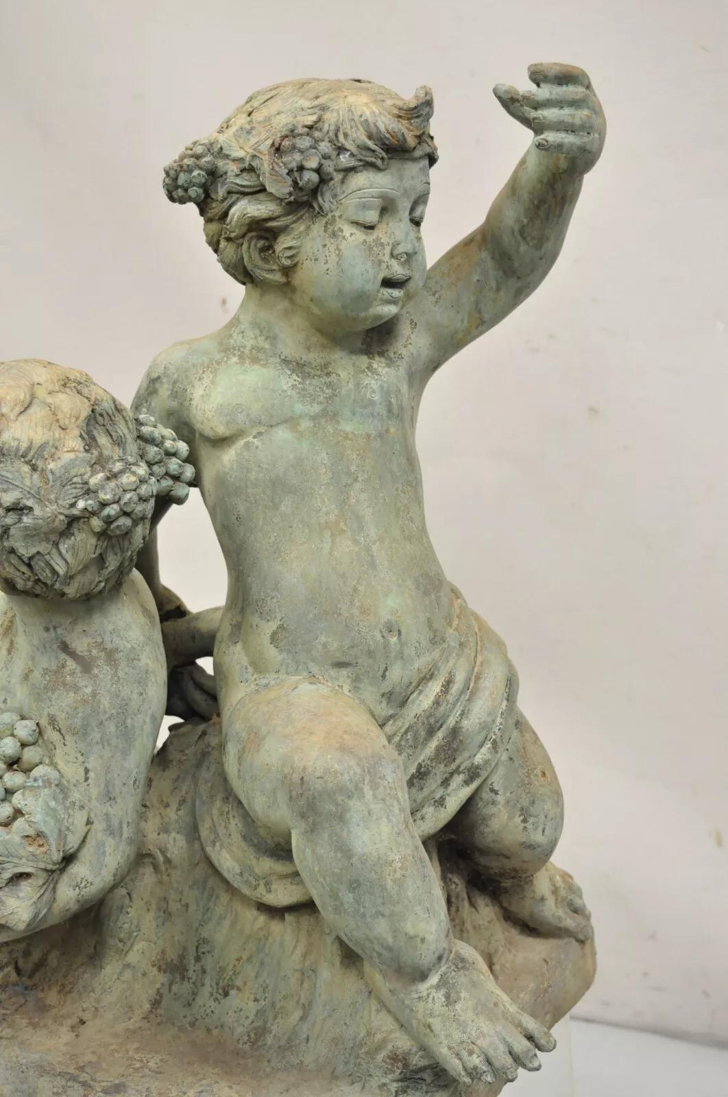Sconosciuto Scultura in bronzo verdastro di grandi dimensioni in stile neoclassico francese: Bacco, Cherubini e Putti in vendita