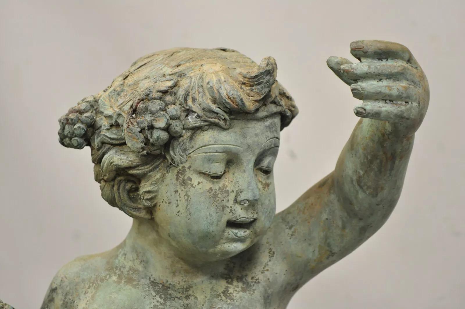 Scultura in bronzo verdastro di grandi dimensioni in stile neoclassico francese: Bacco, Cherubini e Putti In condizioni buone in vendita a Philadelphia, PA