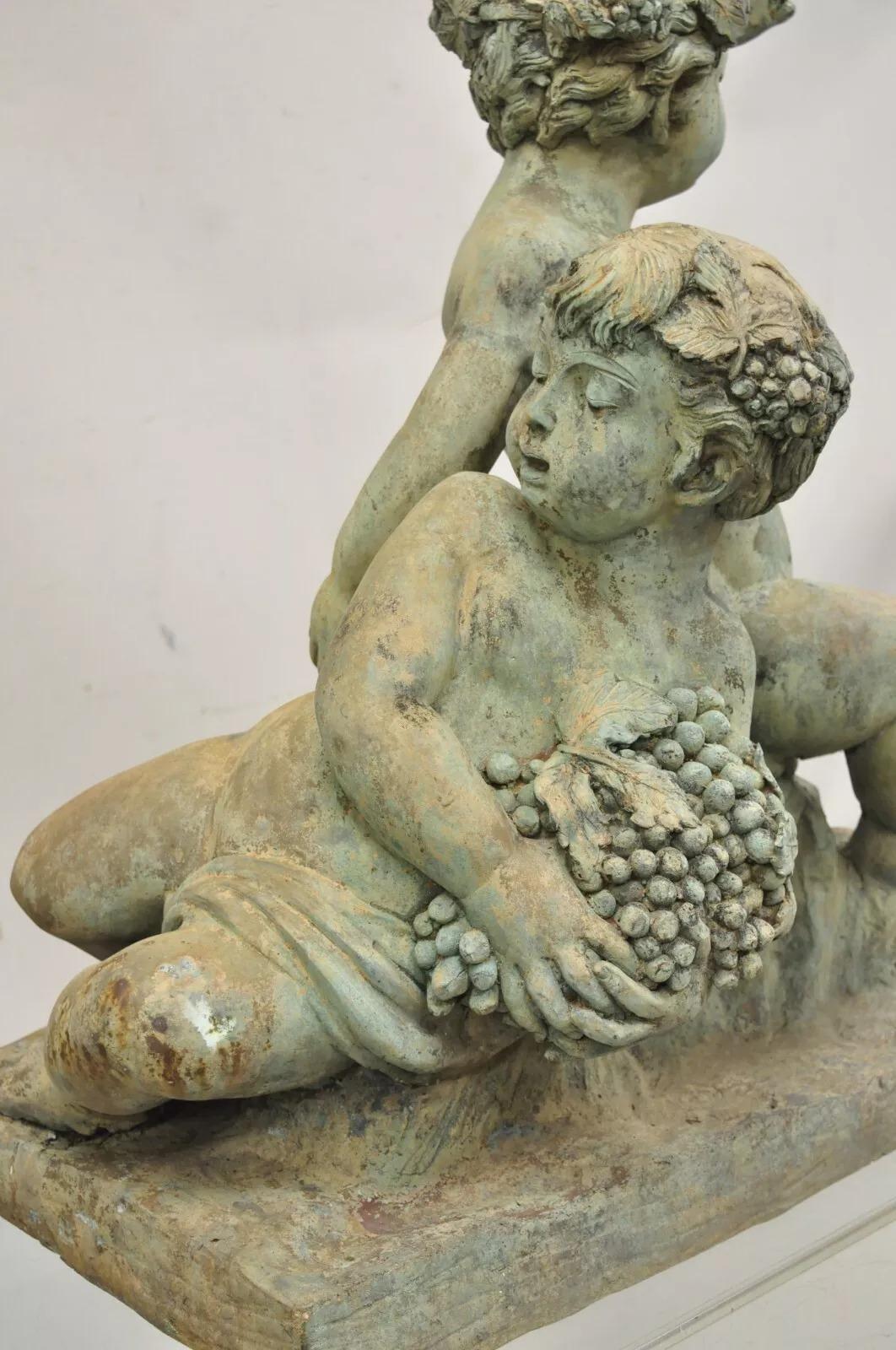 XX secolo Scultura in bronzo verdastro di grandi dimensioni in stile neoclassico francese: Bacco, Cherubini e Putti in vendita