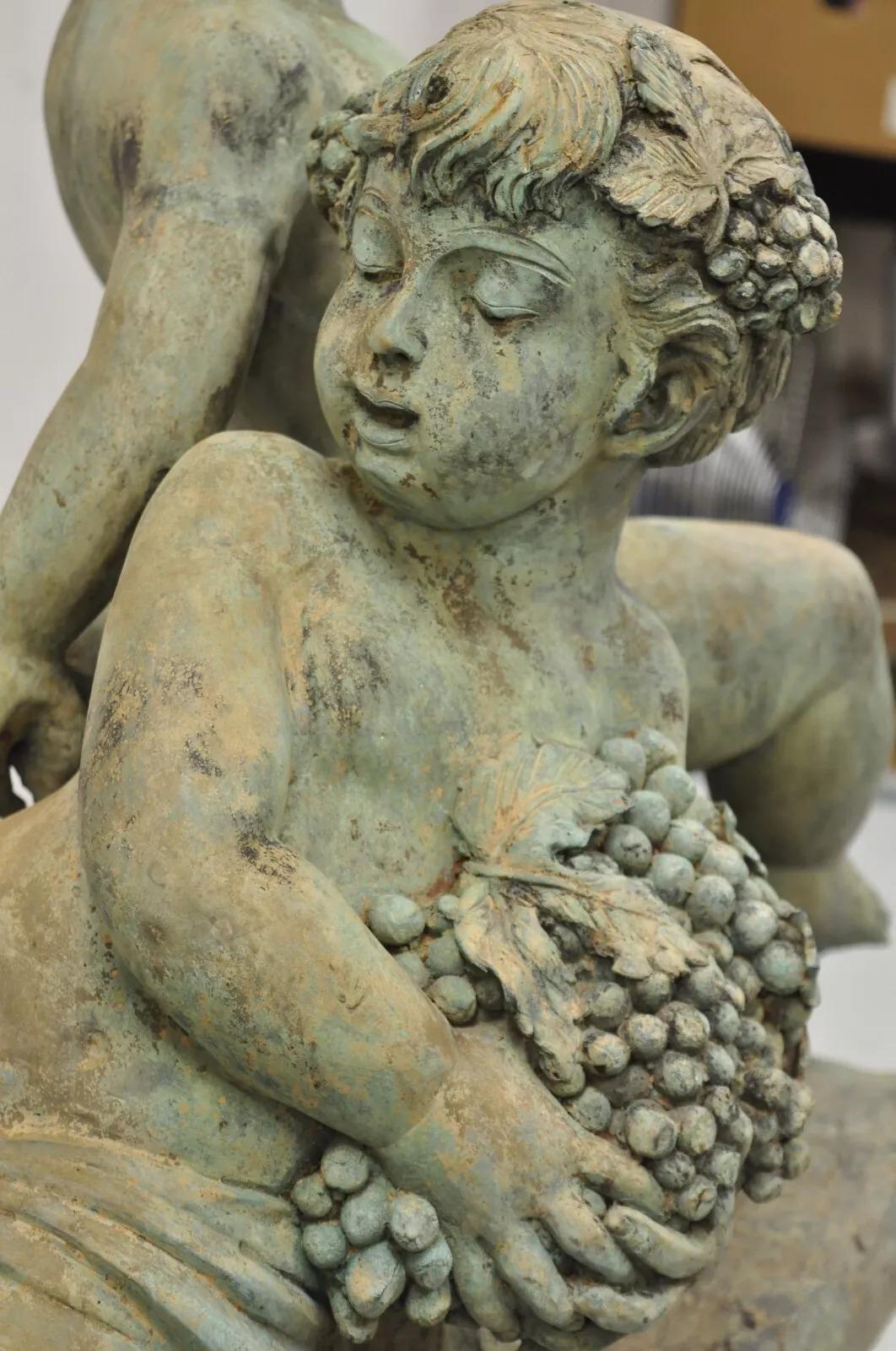Bronzo Scultura in bronzo verdastro di grandi dimensioni in stile neoclassico francese: Bacco, Cherubini e Putti in vendita