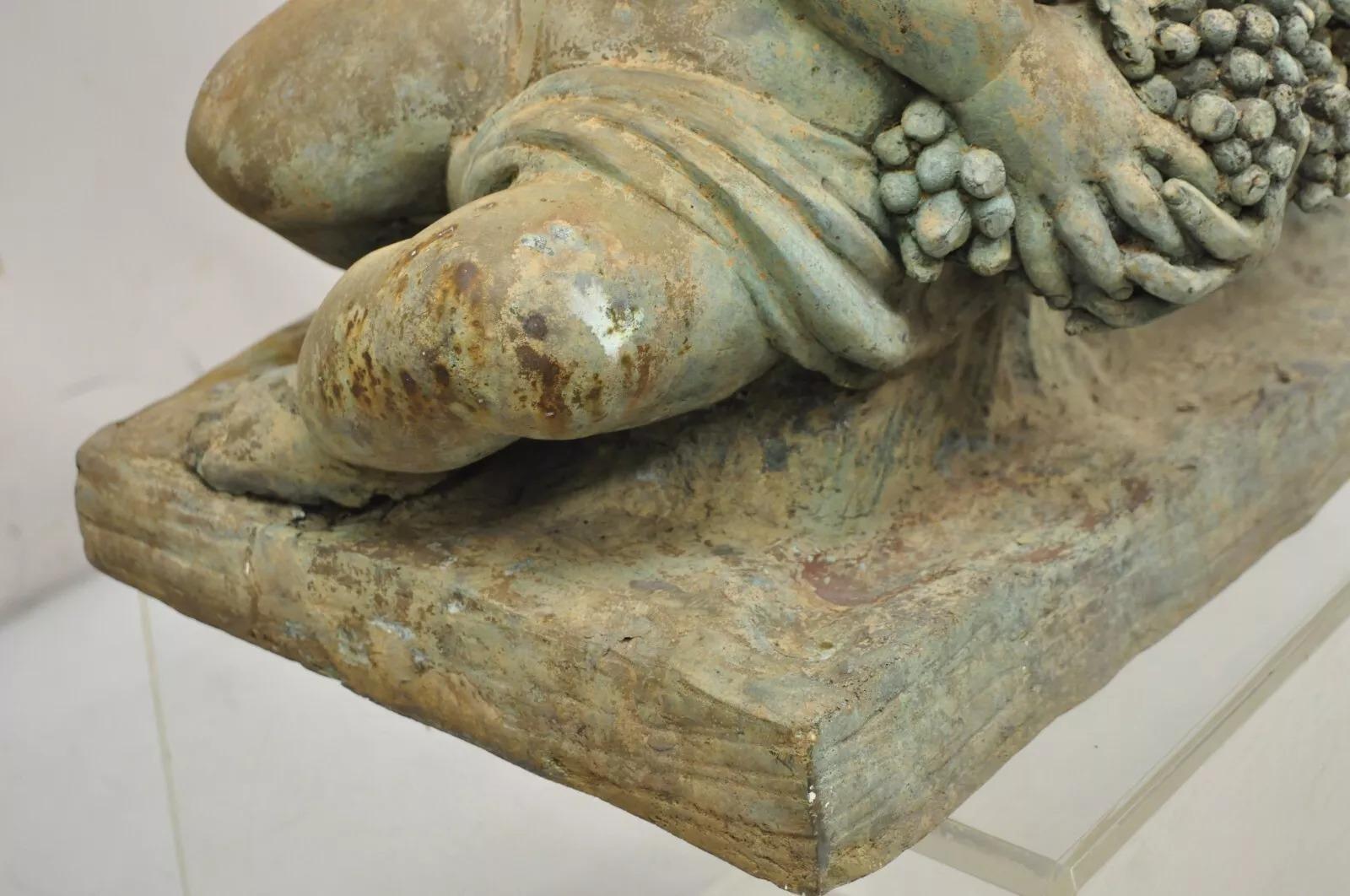 Scultura in bronzo verdastro di grandi dimensioni in stile neoclassico francese: Bacco, Cherubini e Putti in vendita 1