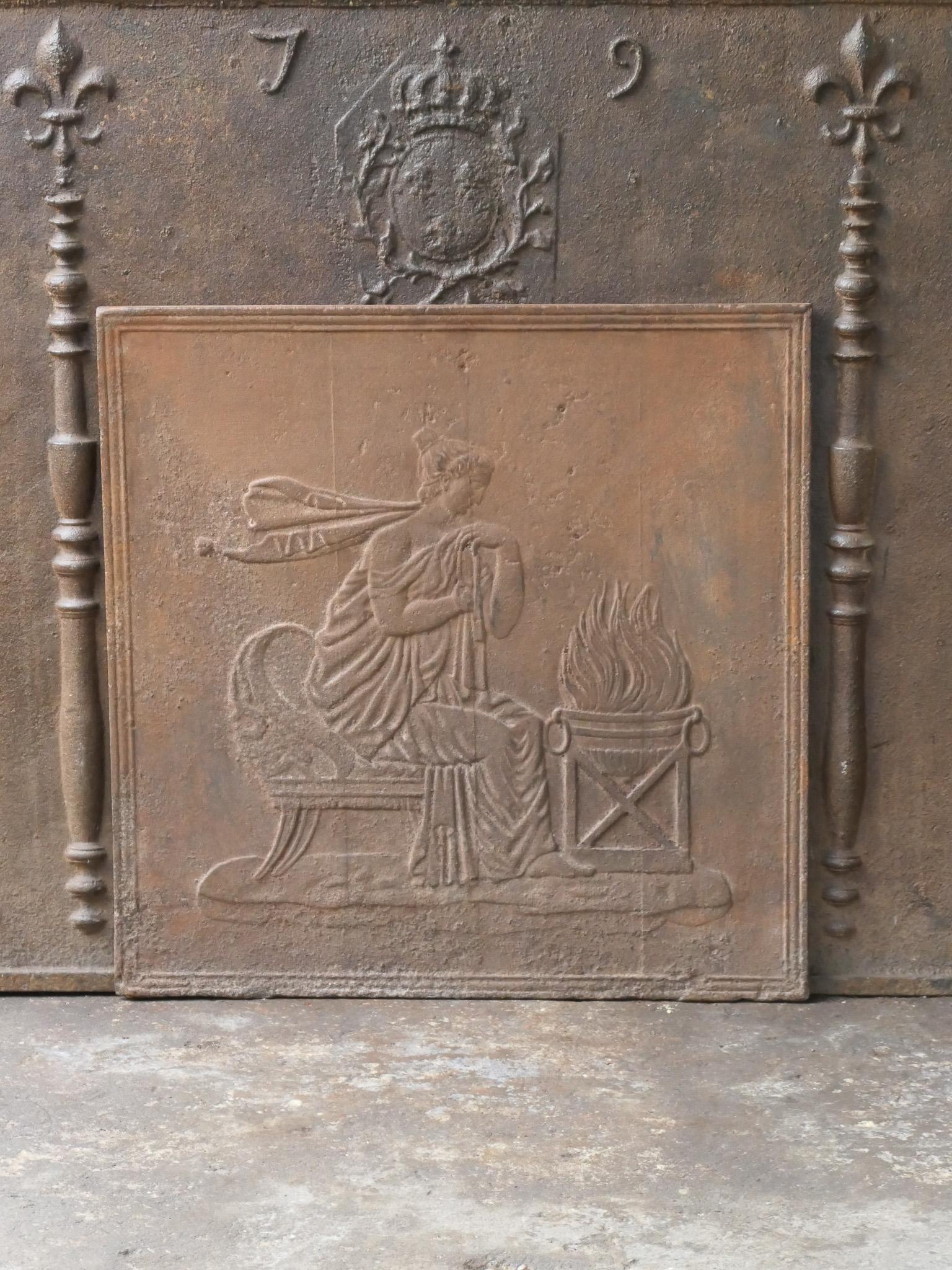 Plaque de cheminée d'époque néoclassique française du 19e siècle avec la vierge vestale. La plaque de cheminée est en fonte et a une patine brune naturelle. Sur demande, il peut être réalisé en noir / étain sans frais supplémentaires. La plaque de