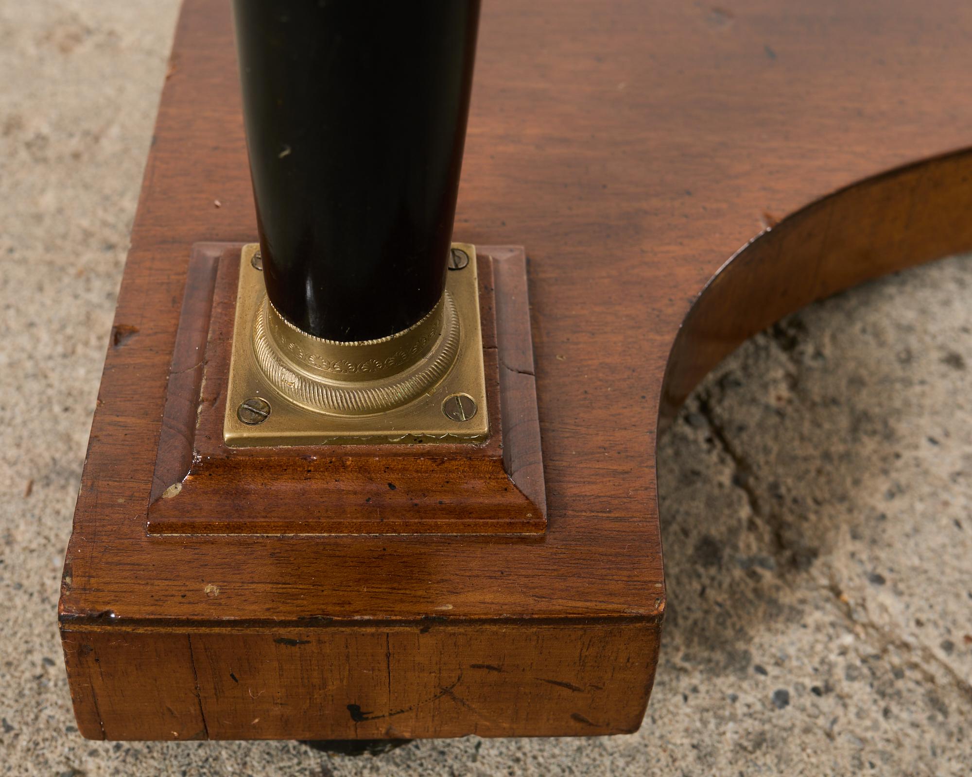 Console ou table d'appoint en bronze et noyer de style néoclassique français 3