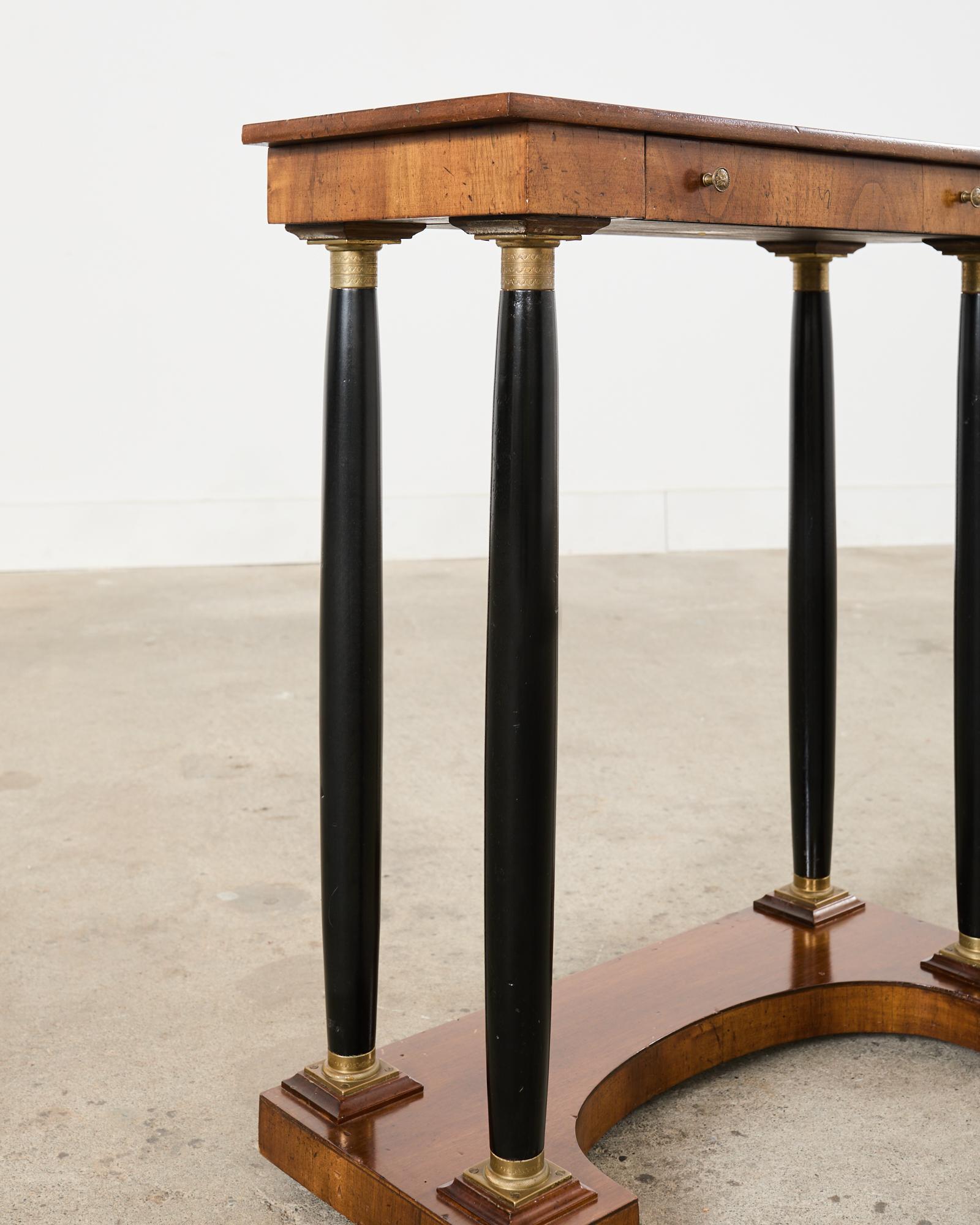 Console ou table d'appoint en bronze et noyer de style néoclassique français 8