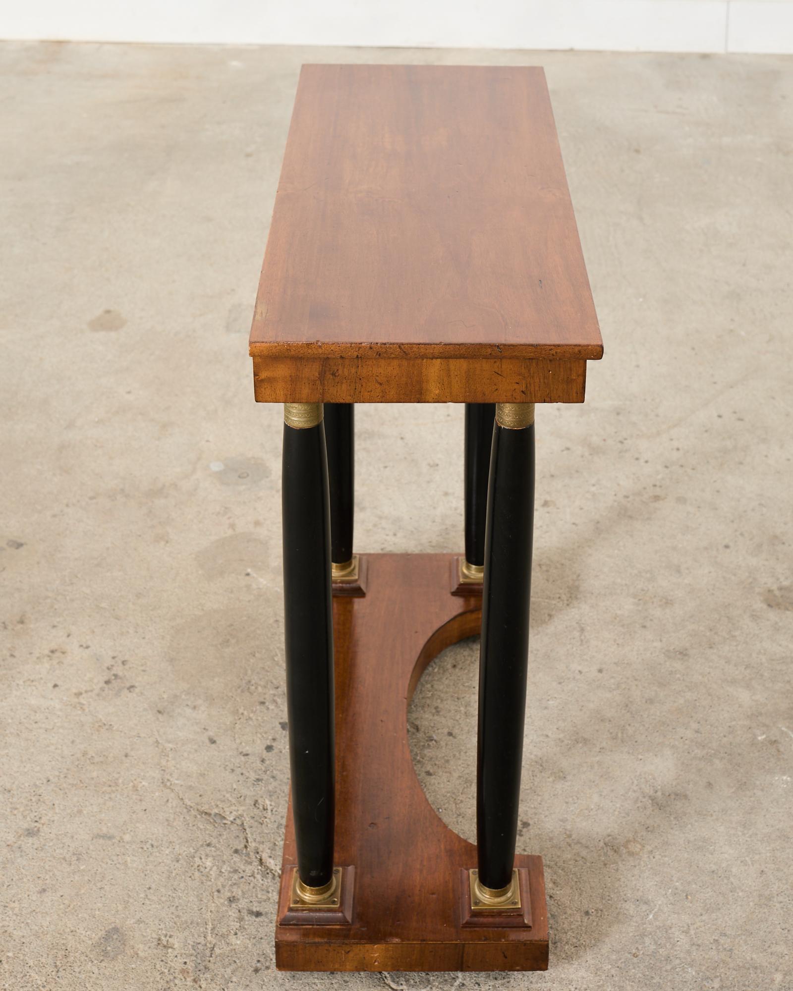 Console ou table d'appoint en bronze et noyer de style néoclassique français 10