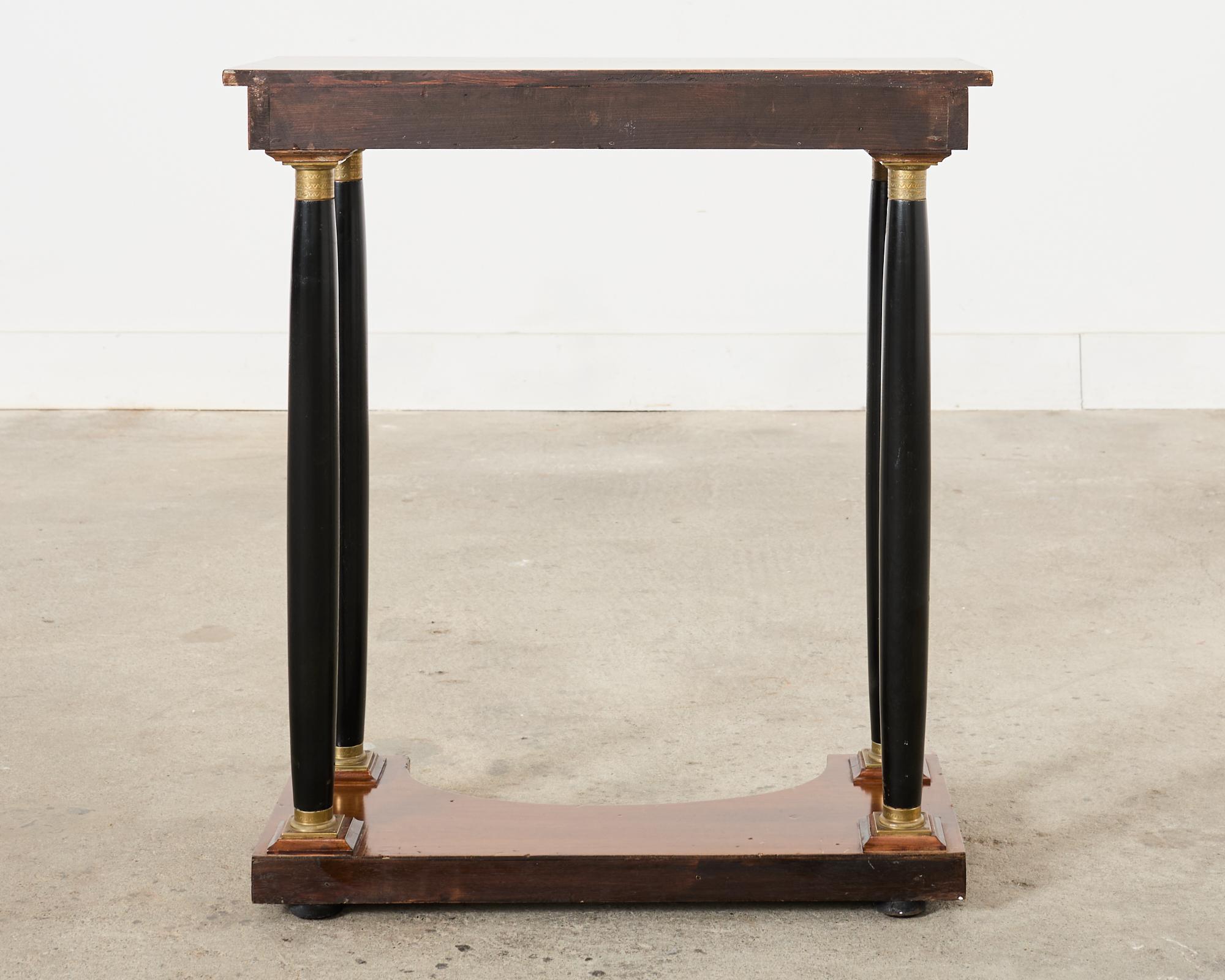 Console ou table d'appoint en bronze et noyer de style néoclassique français 11