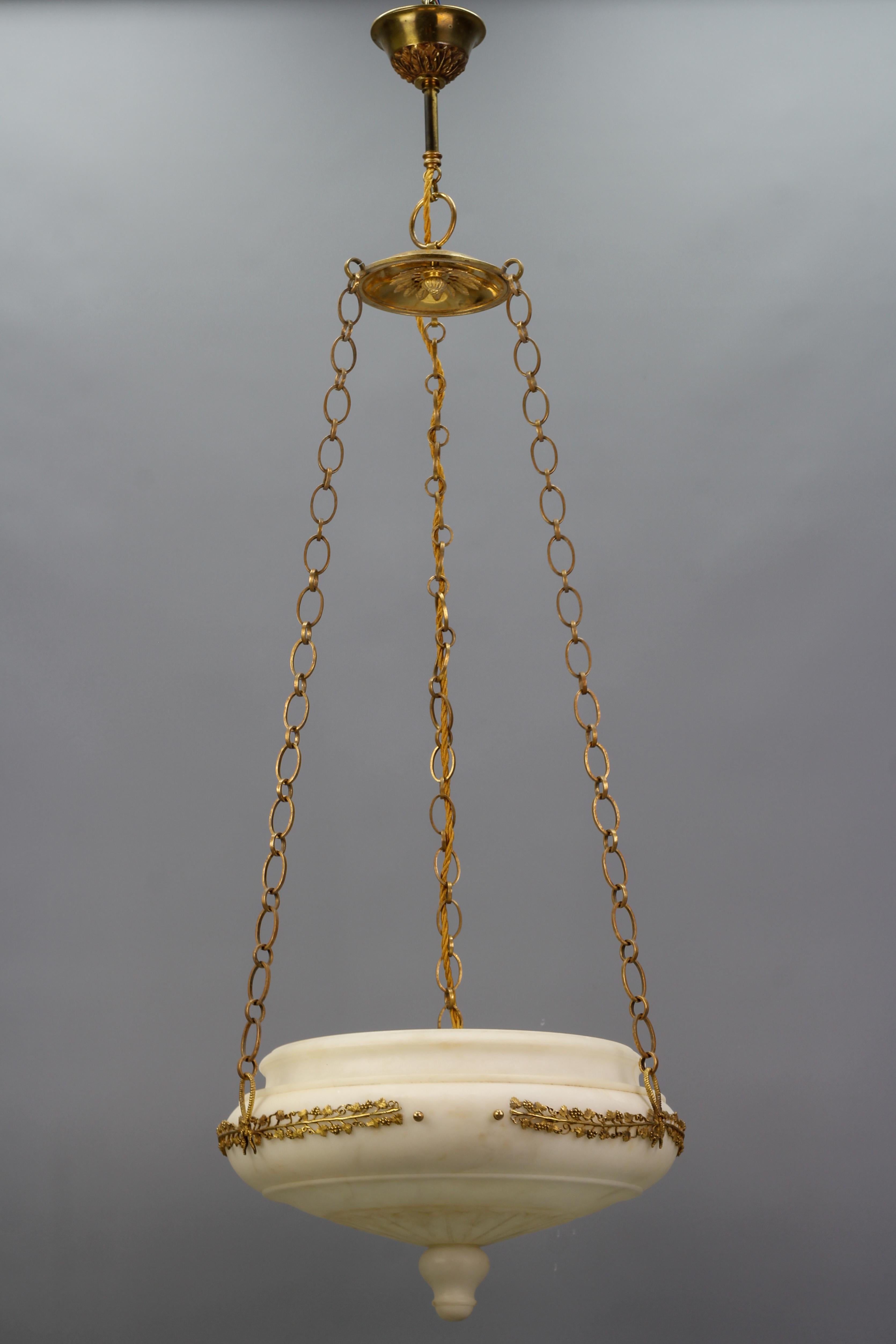 Pendelleuchte aus weißem Alabaster, vergoldeter Bronze und Messing im neoklassischen Stil im Angebot 11