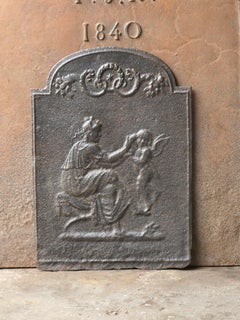 Plaque de cheminée française de style néoclassique « Femme avec Cupidon »