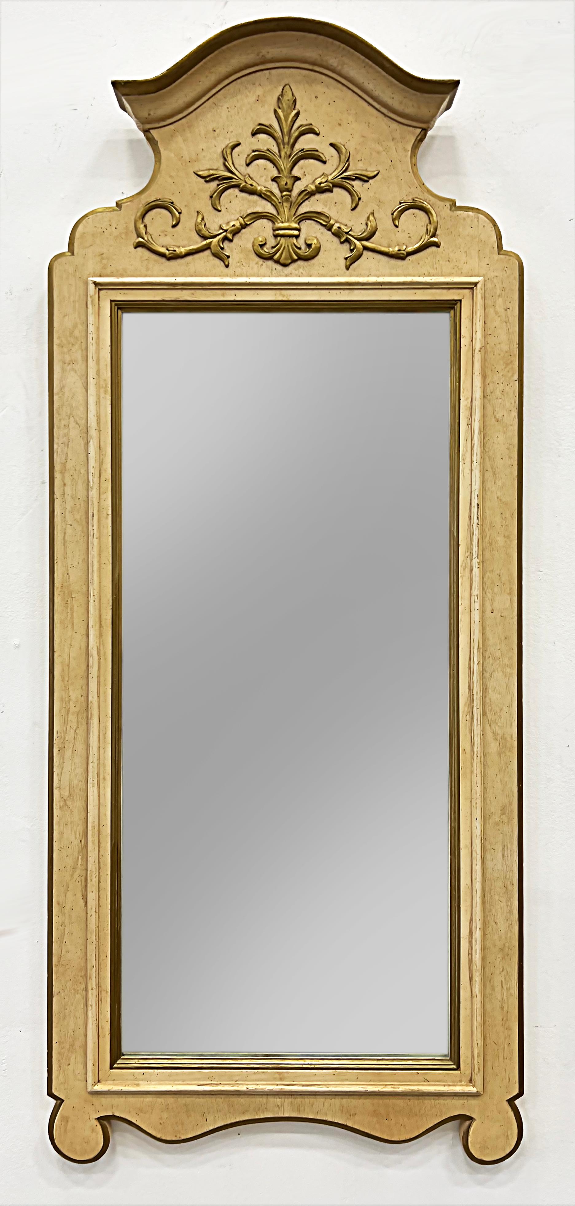 Paire de miroirs en bois de style néoclassique français, fabrication américaine, années 1960 en vente 1