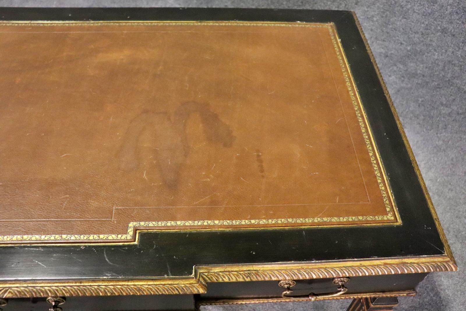 Französischer Schreibtisch im neoklassischen Stil mit Lederplatte im Angebot 1