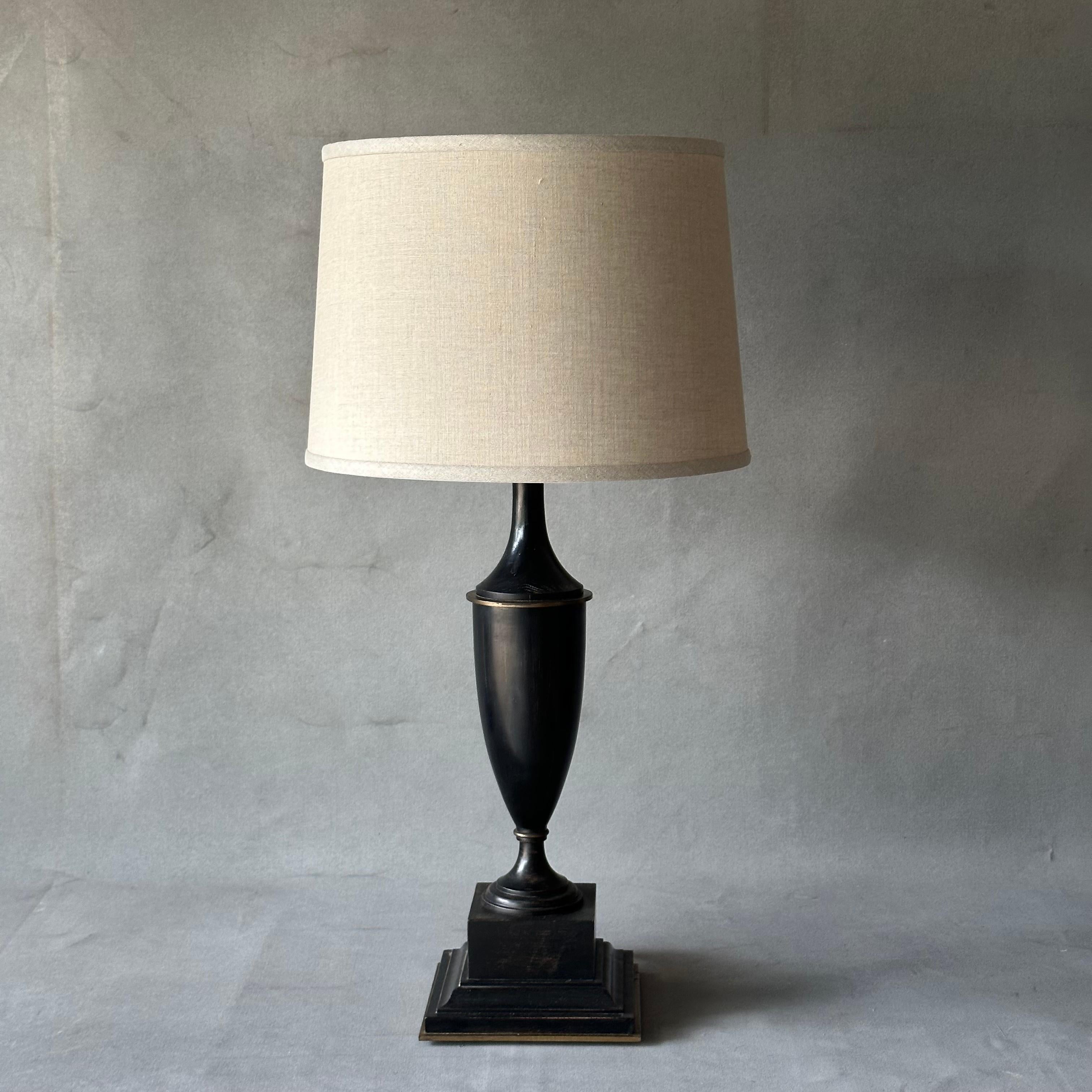 Neoclassical urn-shaped black ebonized table lamp with custom linen shade from late 19th century France. Like a Classical Greek urn, this handsome, traditional piece exudes stoic dignity.

France, circa 1900

Dimensions: 15W x 15D x 32H.