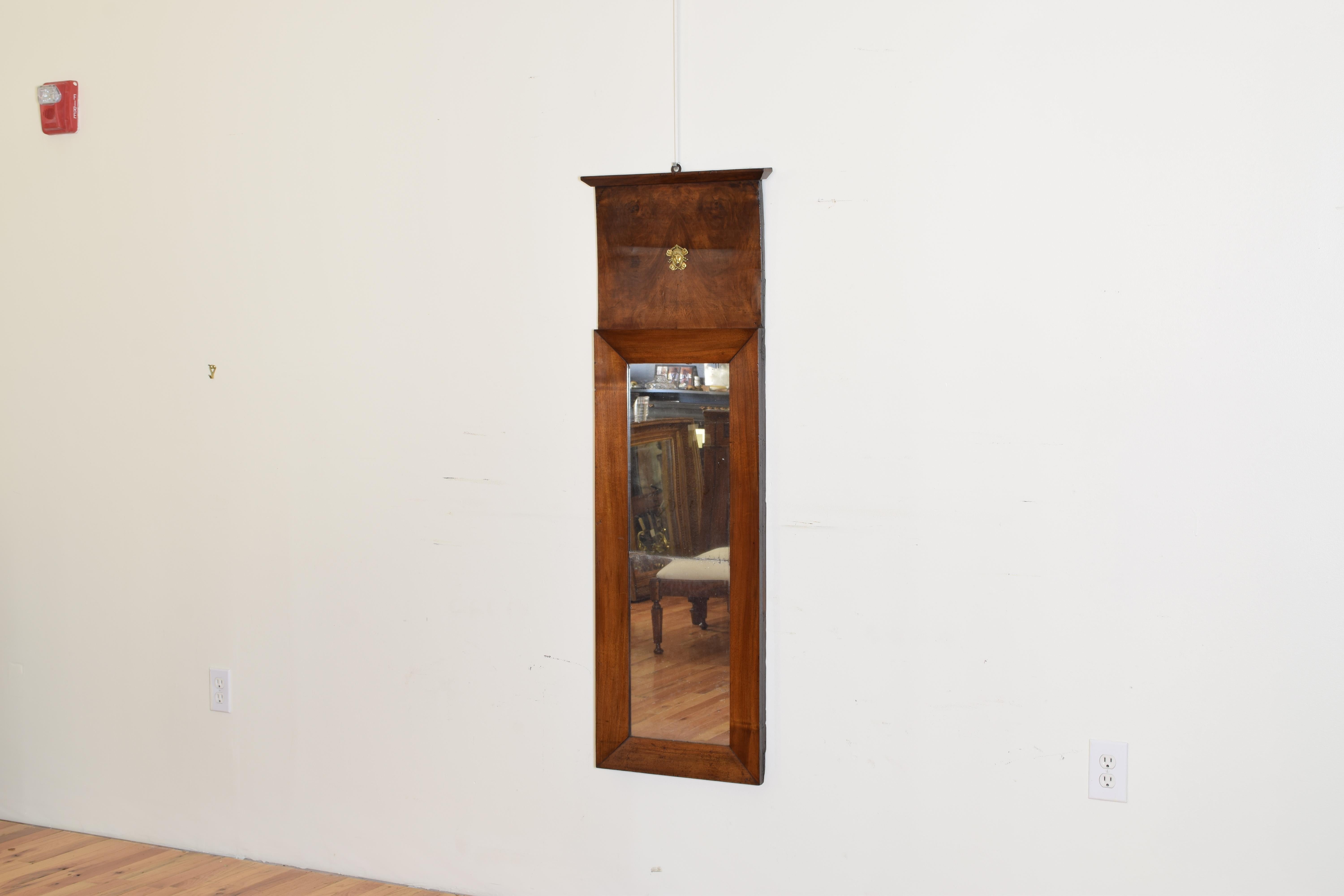 French Neoclassical Tall and Slender Walnut Mirror, circa 1830 In Good Condition In Atlanta, GA