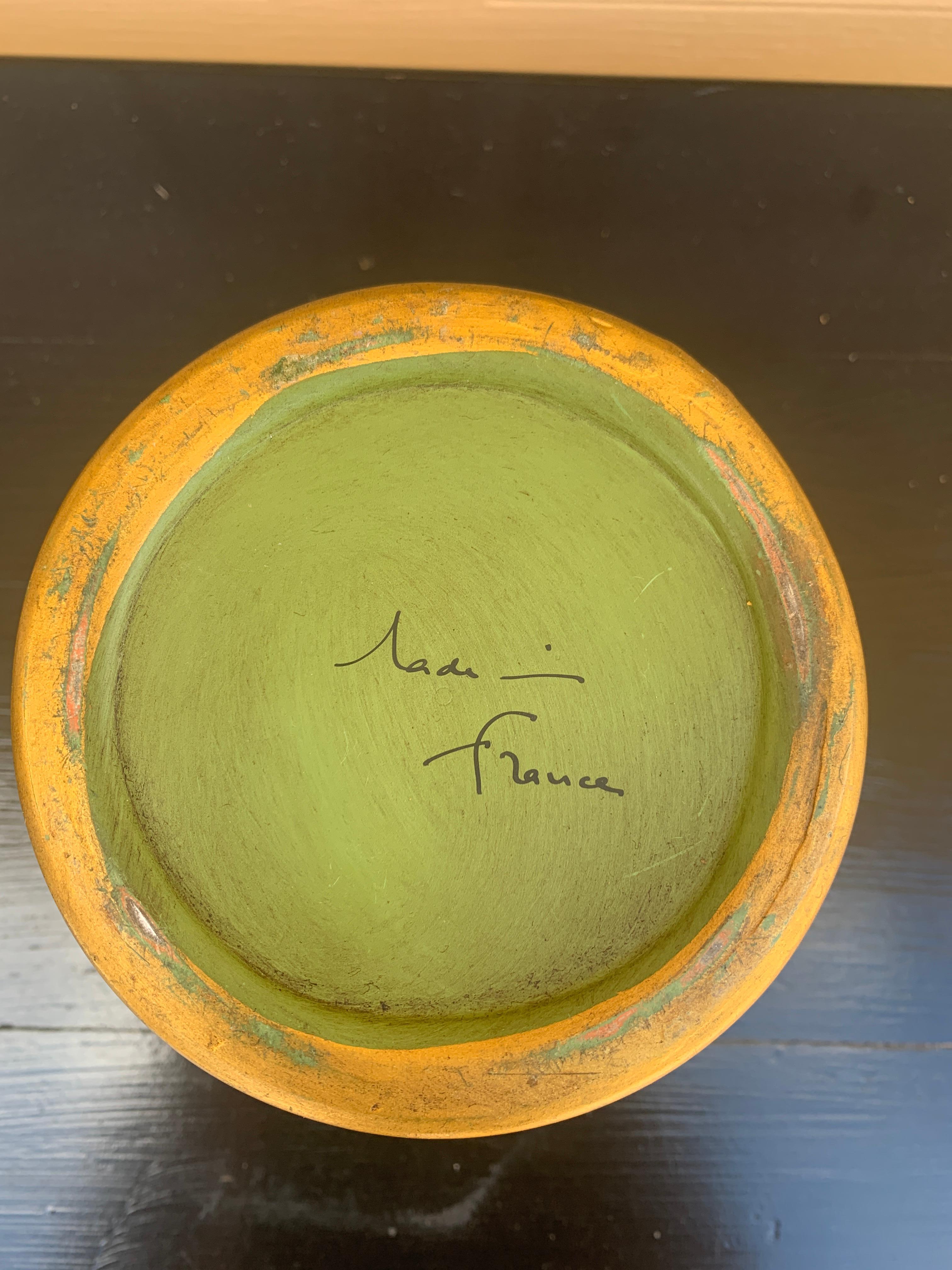 Jarrón neoclásico francés de tole verde y dorado con cabezas de león en venta 3