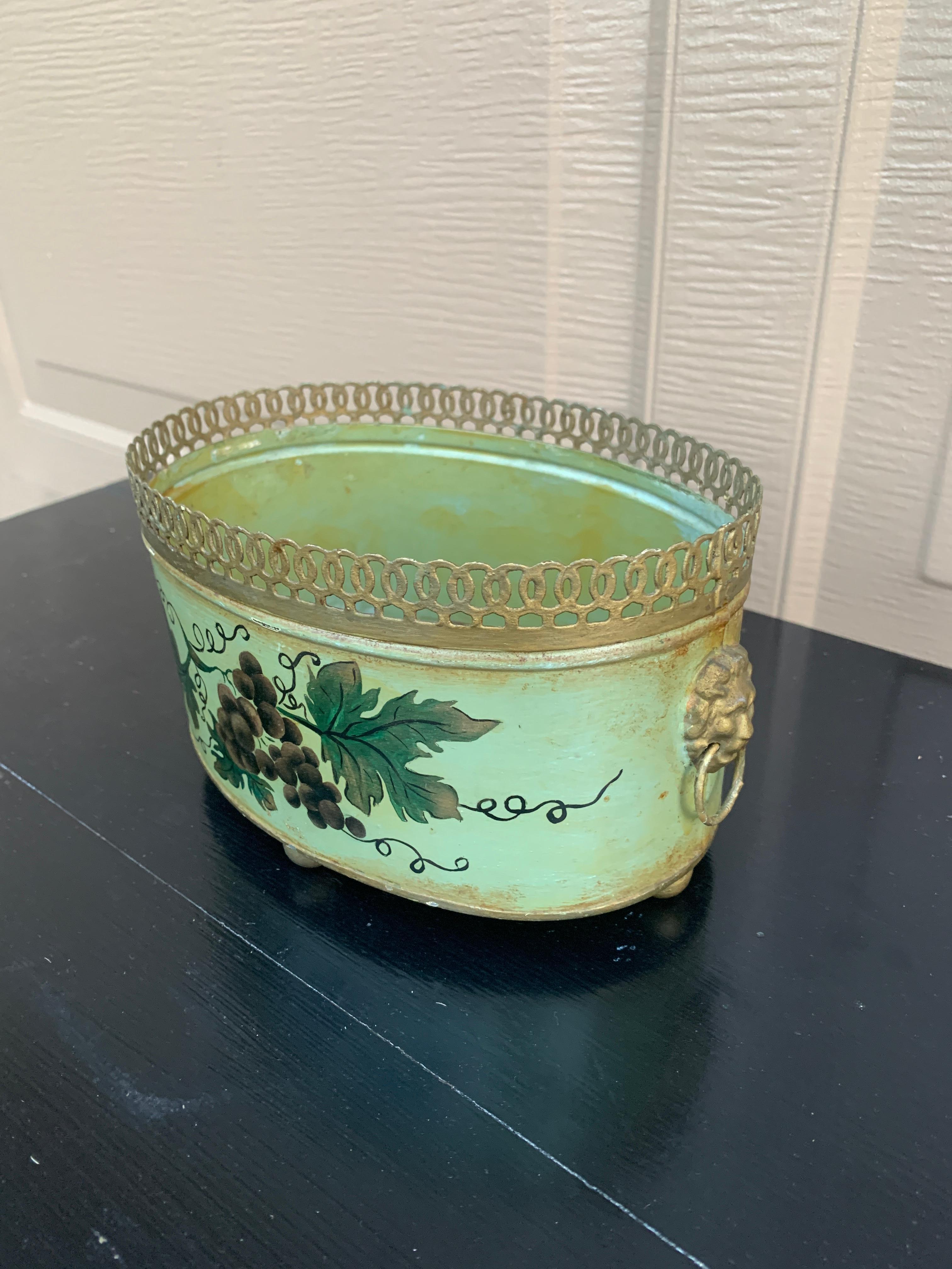 Jarrón Neoclásico Francés Tole Verde y Dorado con Cabezas de León en Bueno estado para la venta en Elkhart, IN