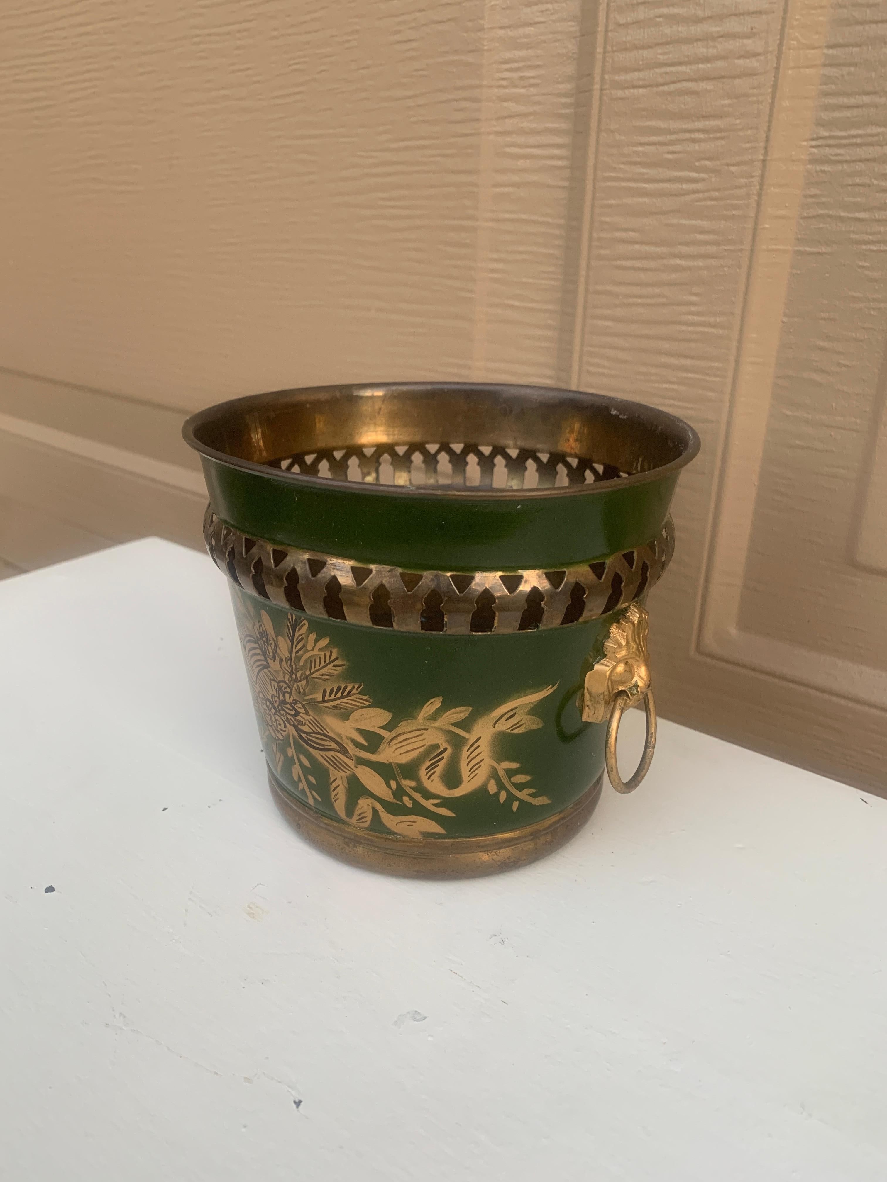 French Neoclassical Tole Green & Gold Cachepot Planter Vase With Lion Heads In Good Condition For Sale In Elkhart, IN