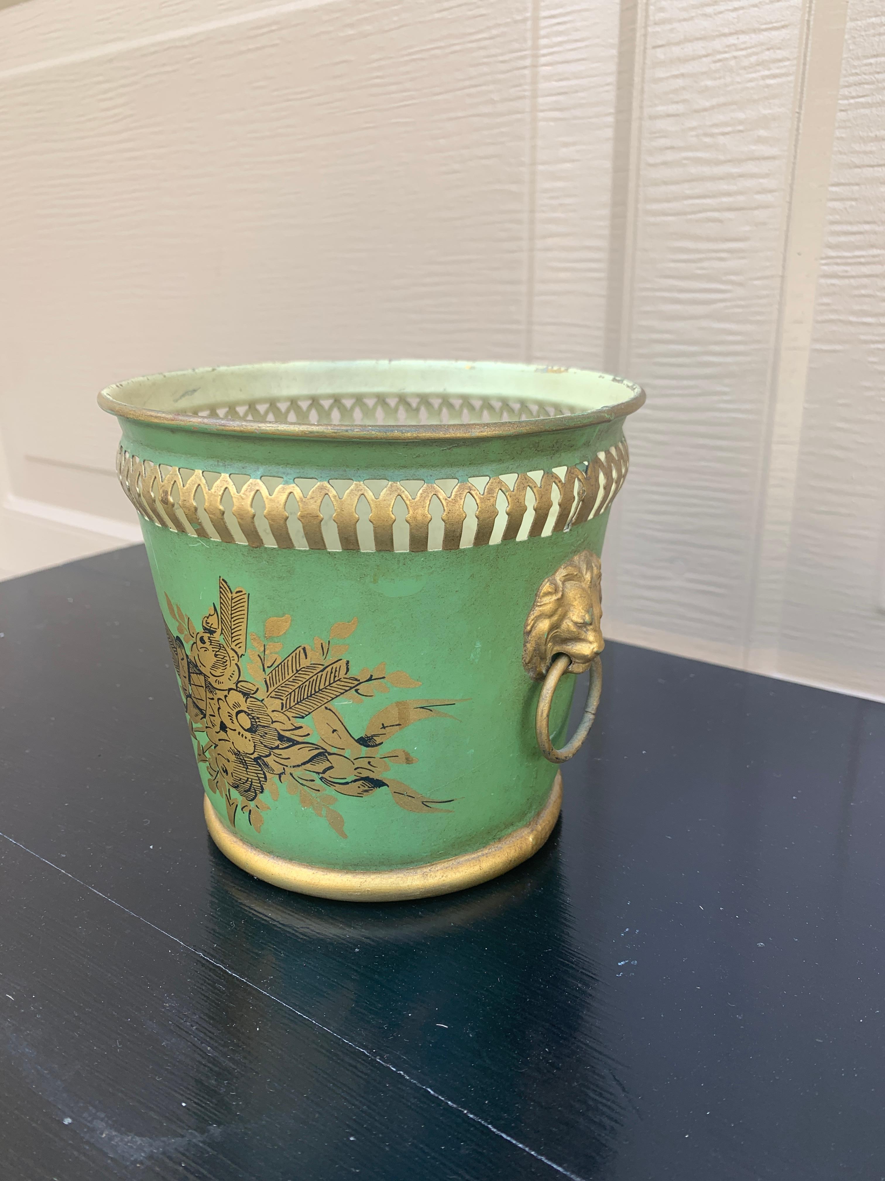 Jarrón neoclásico francés de tole verde y dorado con cabezas de león Neoclásico en venta