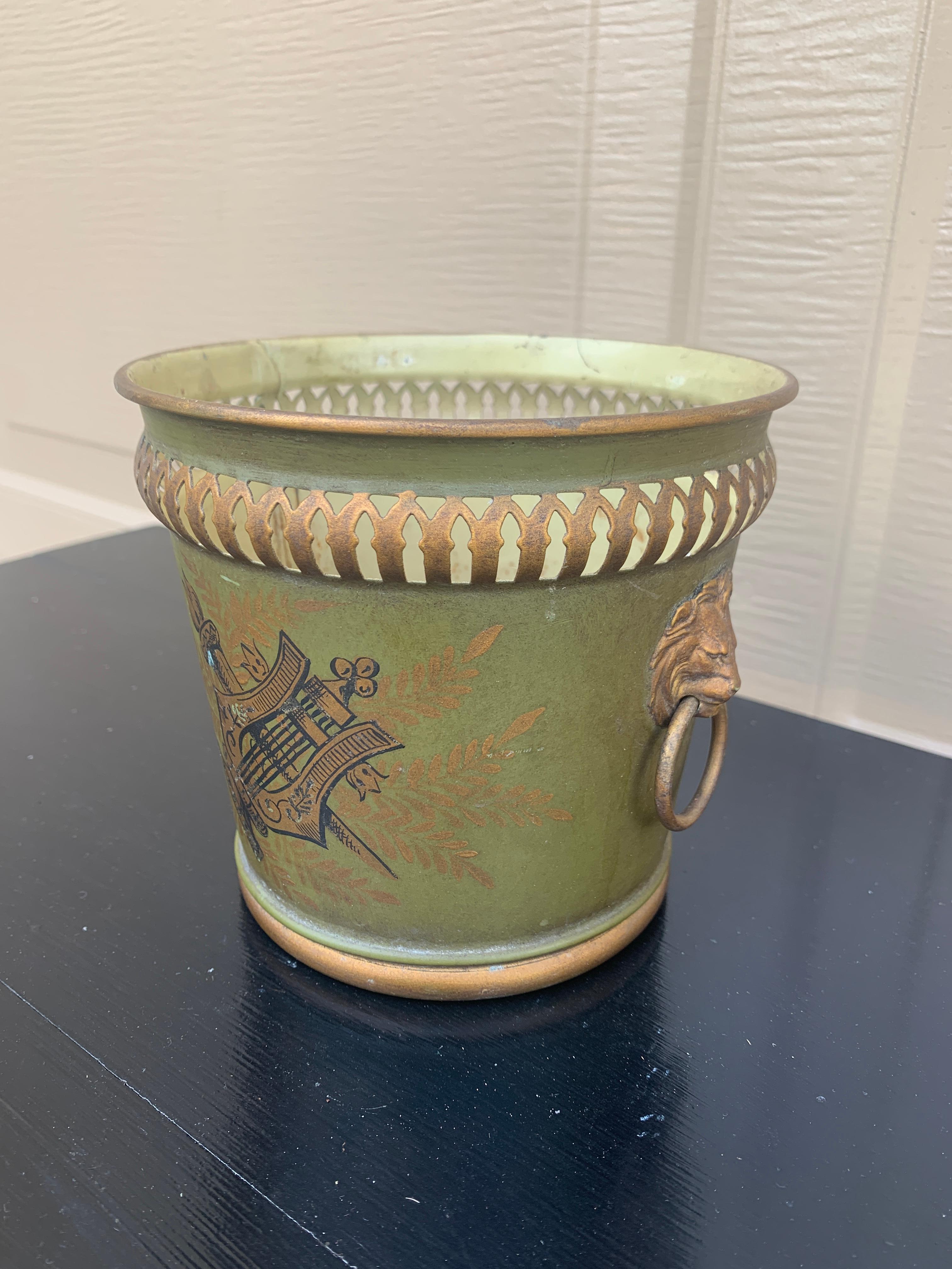 French Neoclassical Tole Green & Gold Cachepot Planter Vase With Lion Heads In Good Condition For Sale In Elkhart, IN
