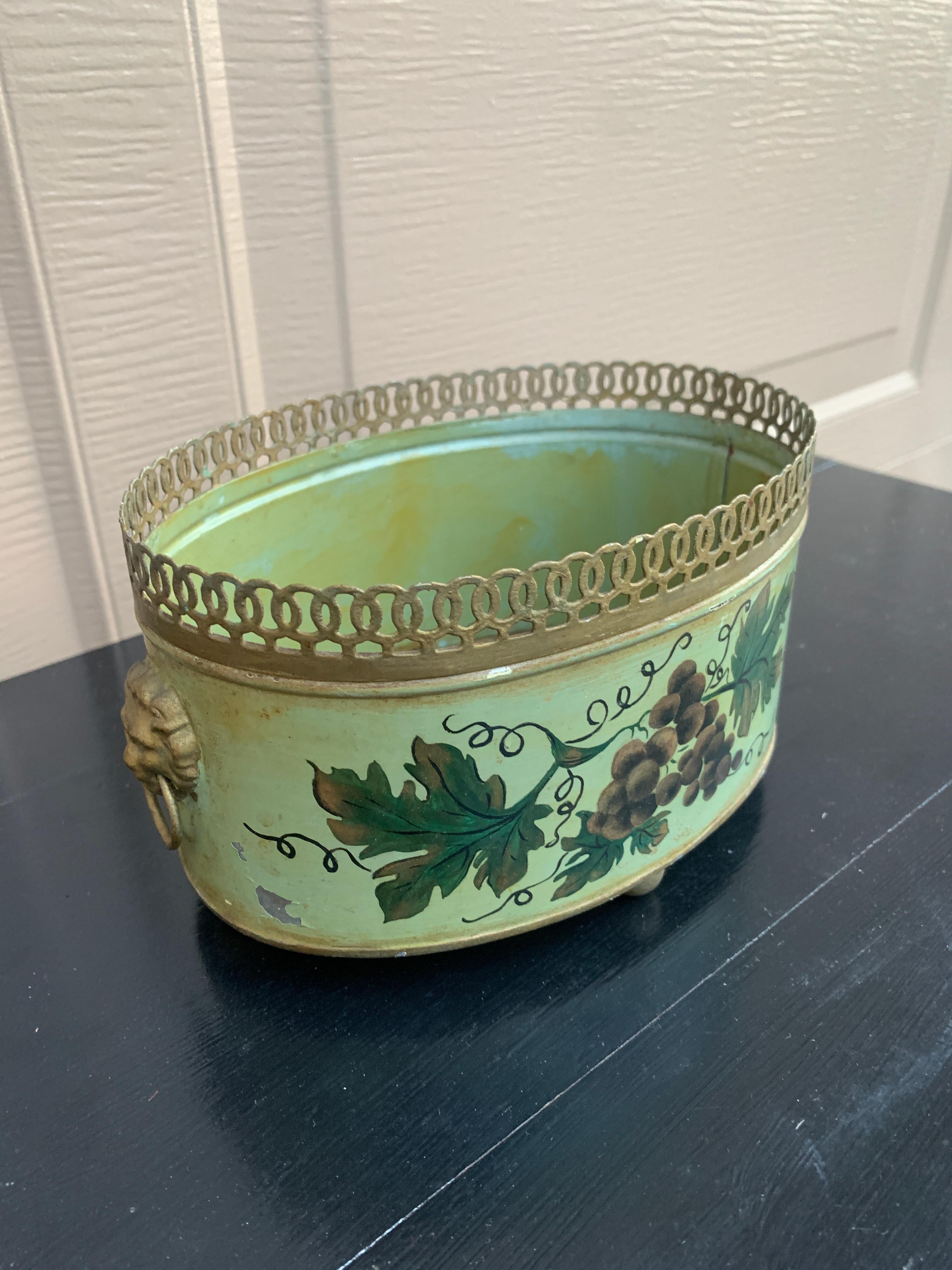 Jarrón Neoclásico Francés Tole Verde y Dorado con Cabezas de León siglo XX en venta