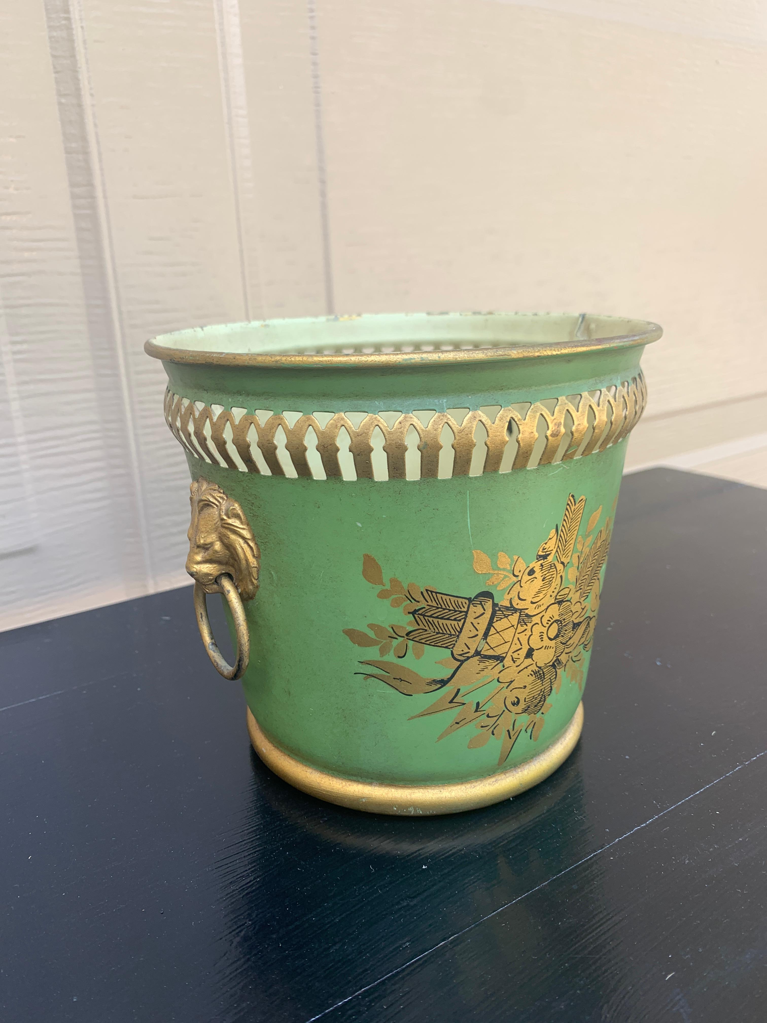 Jarrón neoclásico francés de tole verde y dorado con cabezas de león Francés en venta