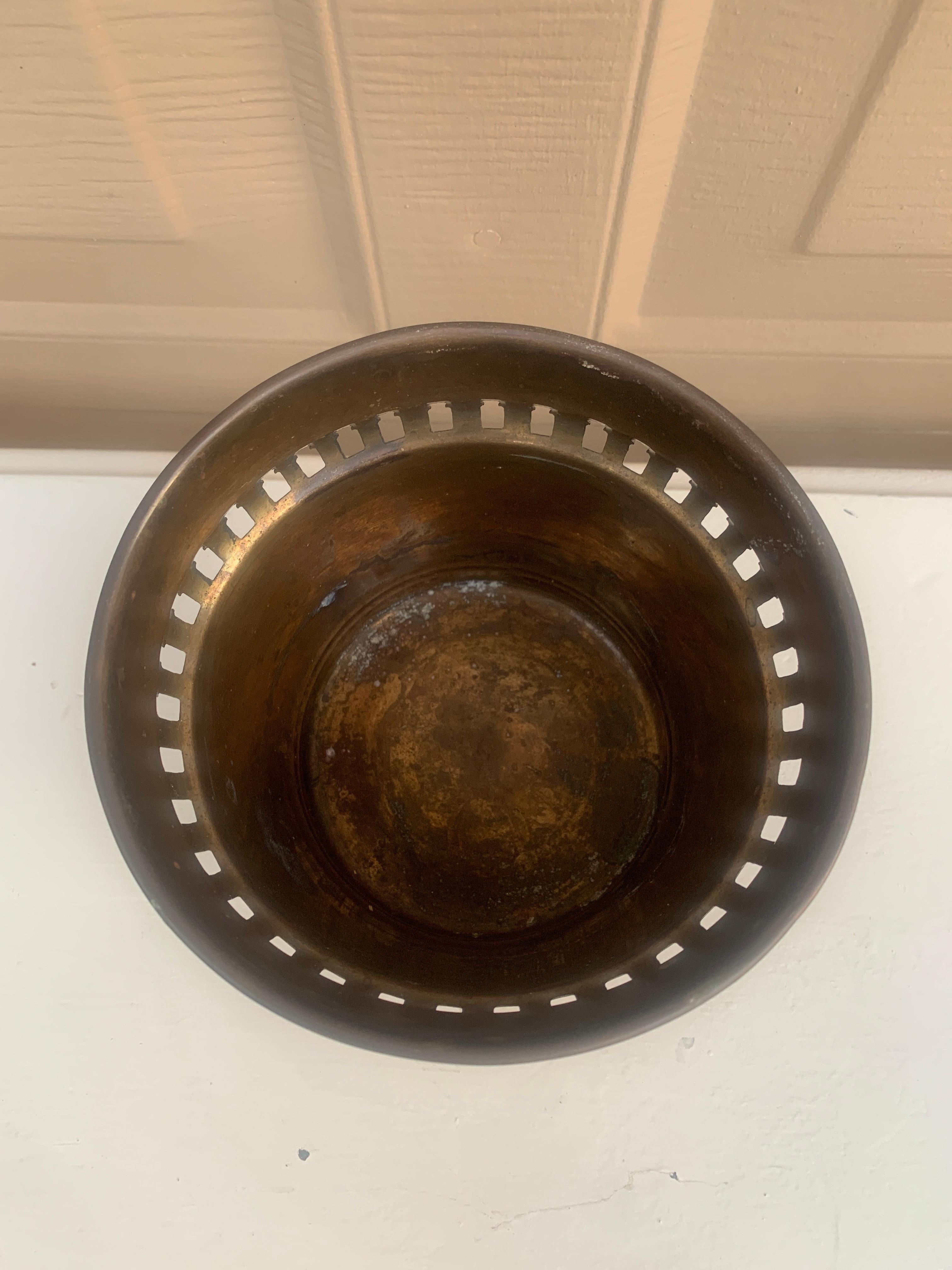 Metal French Neoclassical Tole Green & Gold Cachepot Planter Vase With Lion Heads For Sale
