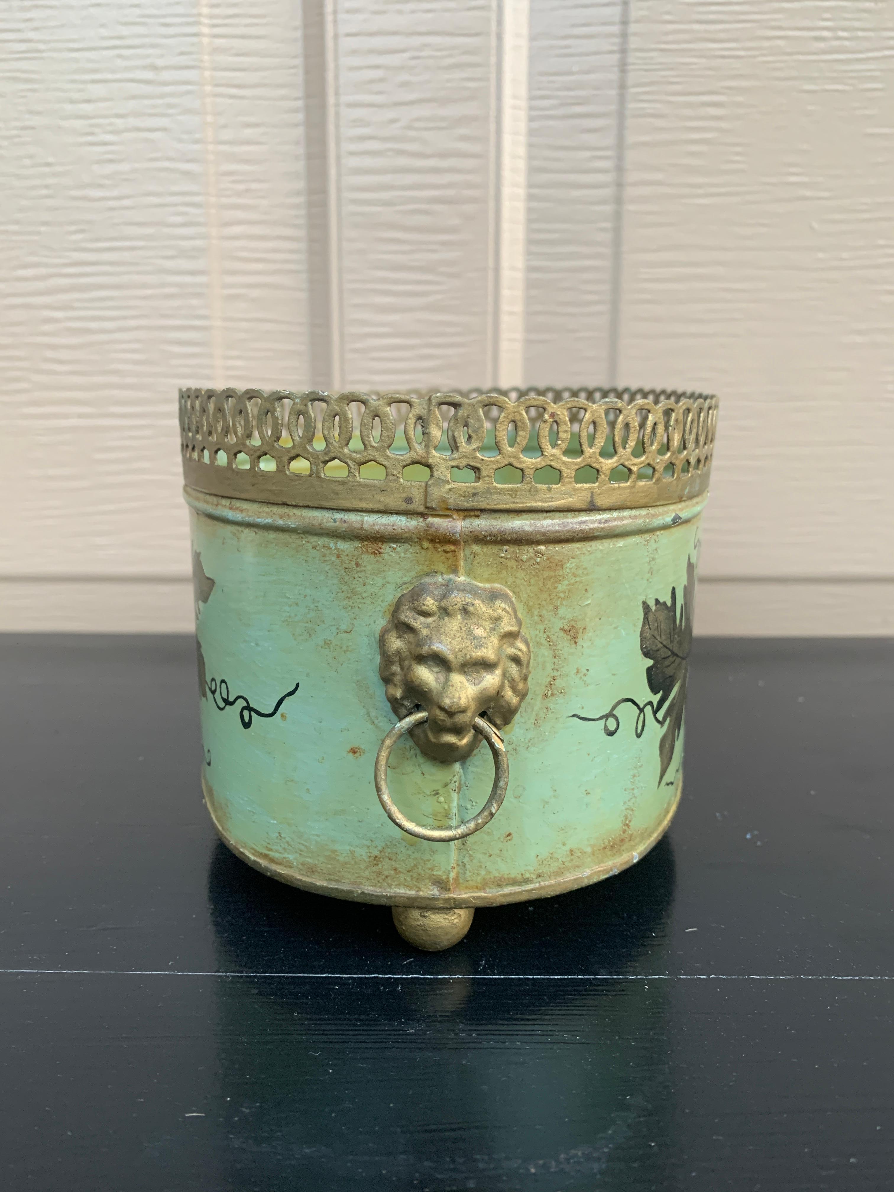 Jarrón Neoclásico Francés Tole Verde y Dorado con Cabezas de León en venta 1